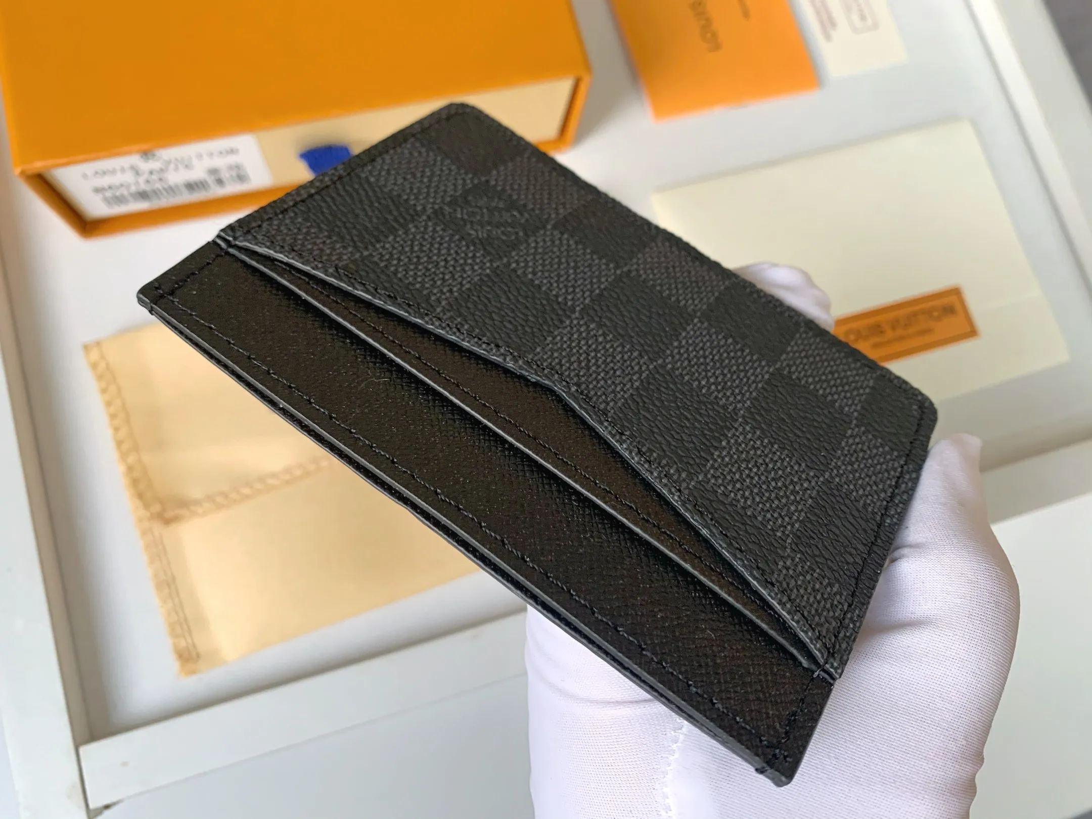 💰80 💎Card Holder Neo Card Holder made of Monogram Macassar canvas is the first choice for carrying important cards. Black leather trim makes the classic Louis Vuitton pattern even more eye-catching. Model: M60166. Size: 7.5*12