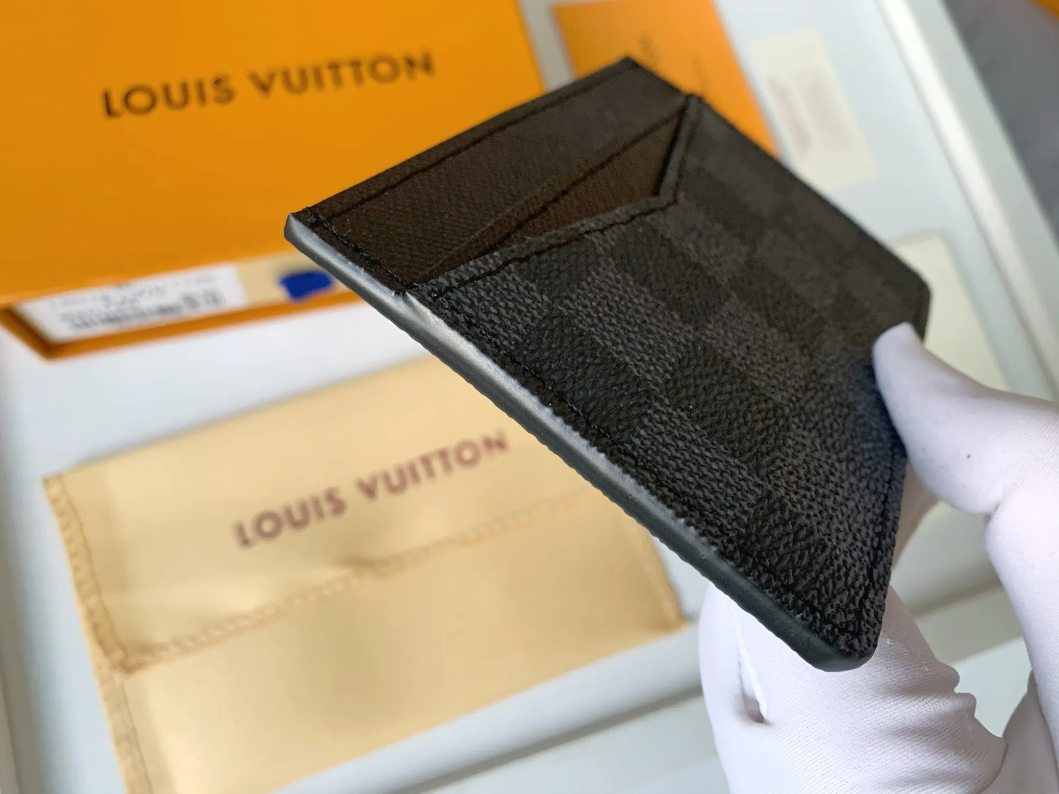 💰80 💎Card Holder Neo Card Holder made of Monogram Macassar canvas is the first choice for carrying important cards. Black leather trim makes the classic Louis Vuitton pattern even more eye-catching. Model: M60166. Size: 7.5*12