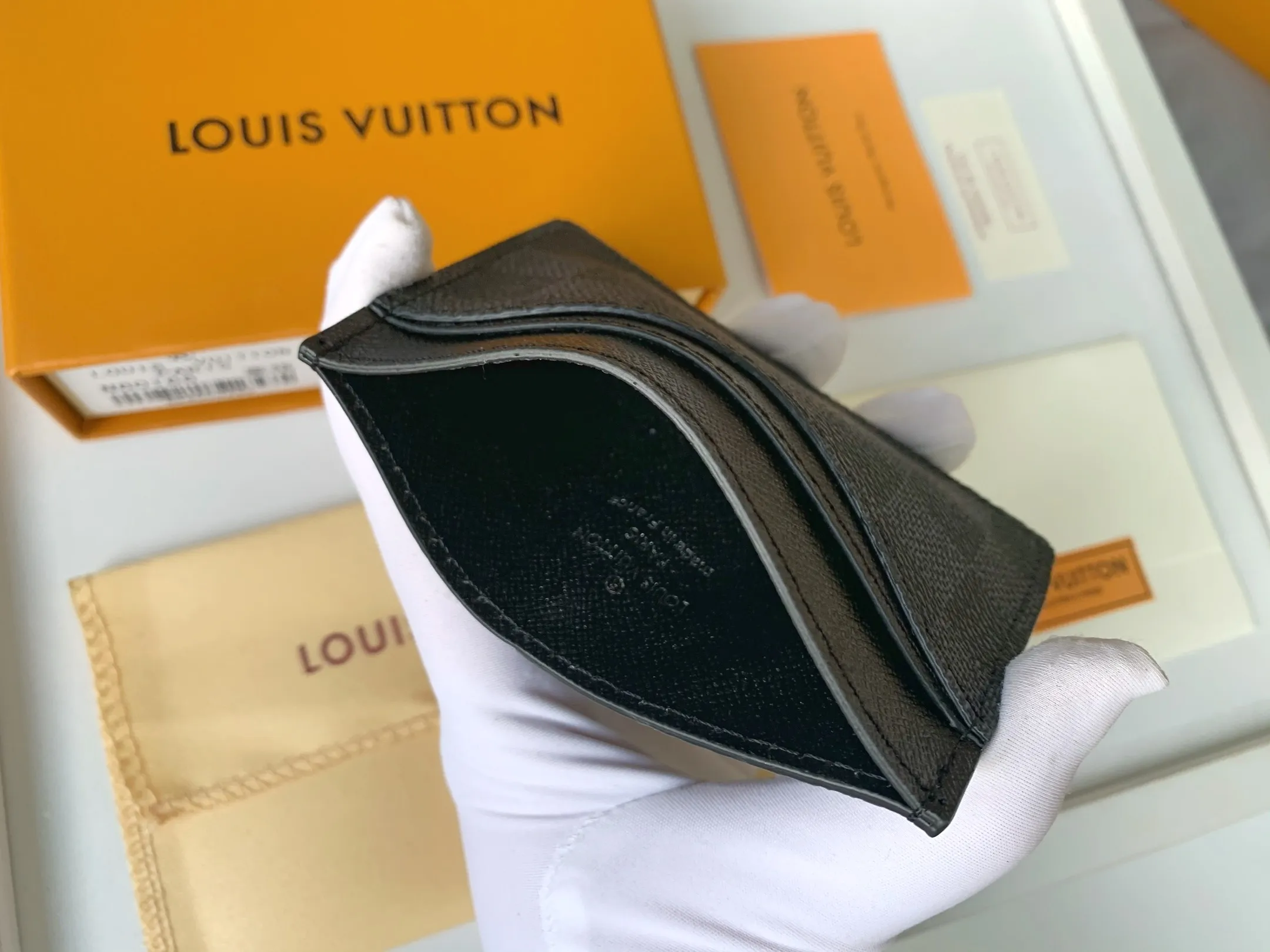 💰80 💎Card Holder Neo Card Holder made of Monogram Macassar canvas is the first choice for carrying important cards. Black leather trim makes the classic Louis Vuitton pattern even more eye-catching. Model: M60166. Size: 7.5*12