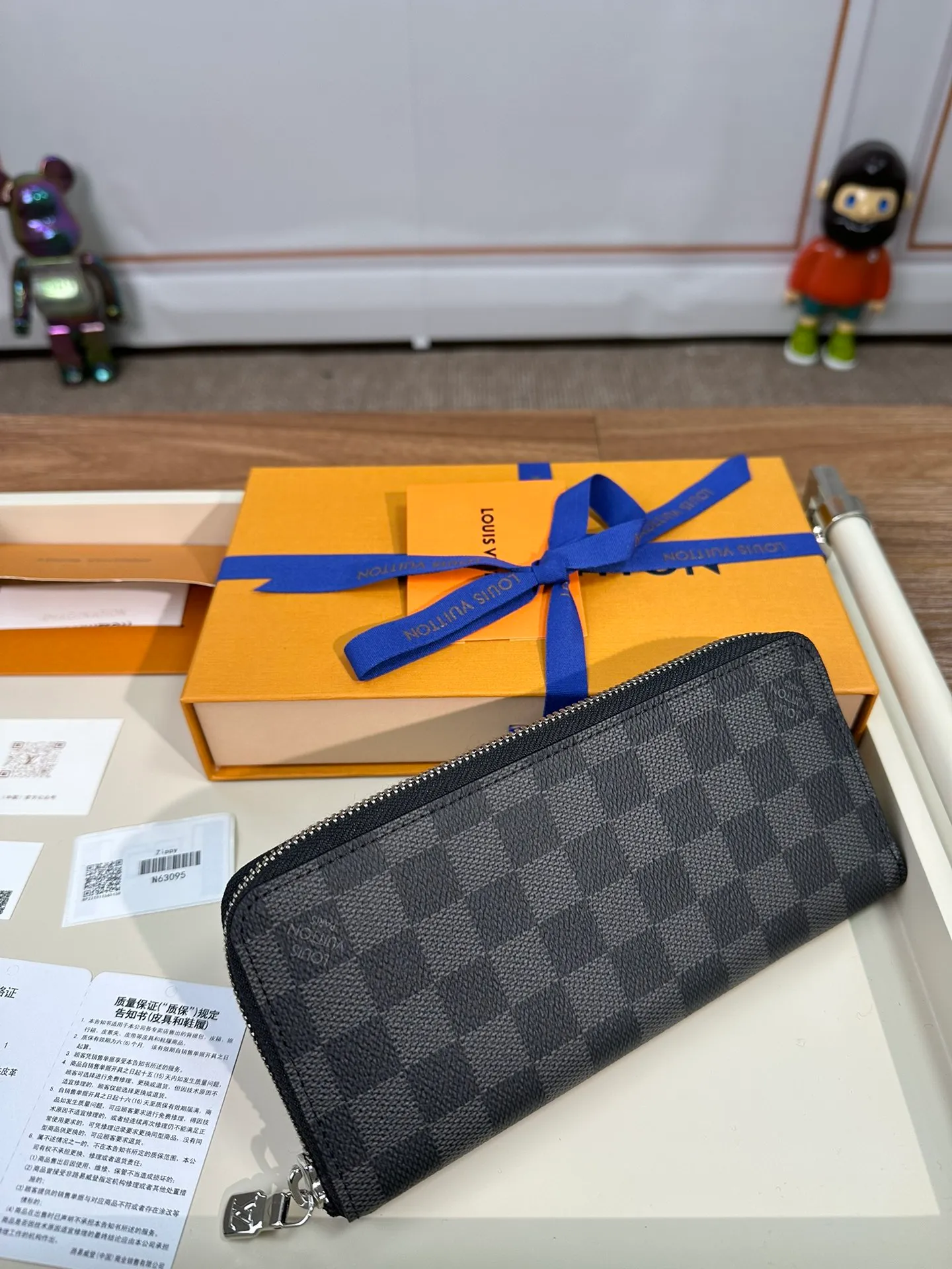 P840 N63095 [Special genuine product] This Louis Vuitton Zippy vertical zipper wallet is made of canvas. It is fashionable and practical, ideal for storing and carrying credit cards and cash. Sturdy wraparound zipper construction with multiple credit card slots, a zippered coin pocket and compartments for bills and bills. 10.0x20.0x2.0cm