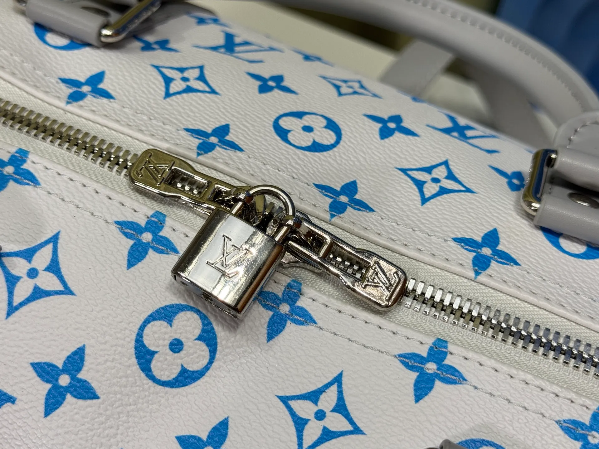 P340 M41418 M13915 upgraded original version new "louis vuitton" Iv travel bag louis vuitton Spacious capacity and adjustable shoulder straps are suitable for work, leisure or travel. High-definition hardware logo and interior compartments! Special lining. Smooth zipper, exquisite workmanship, every detail is in place! A must-have for men. Size: 45x27x20cm