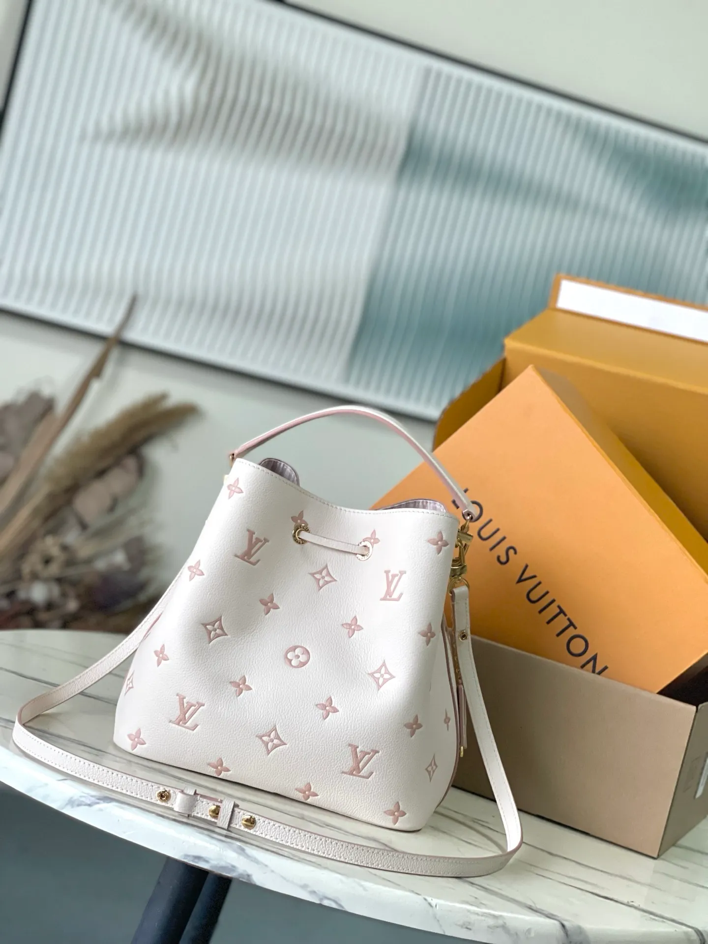 💰1280 (top layer leather) top original order M14401 This NeoNoe medium handbag uses classic Monogram Empreinte leather to interpret the aesthetics of the same color, and uses dazzling chain decoration to release the new ideas of the season. The neat interior is equipped with multiple compartments and a removable storage bag for convenient storage of small items. Dimensions: 26 × 26 × 17.5 cm