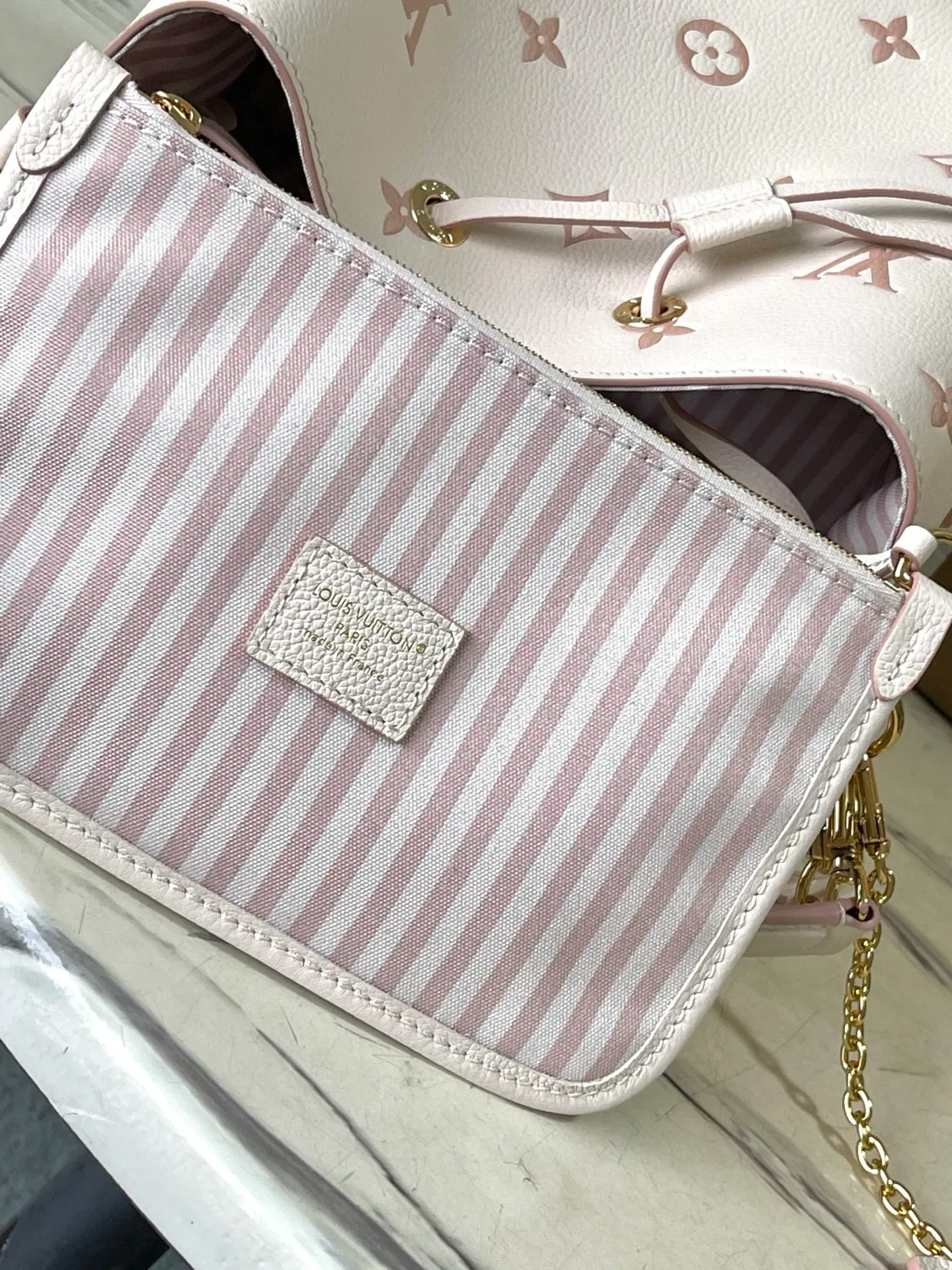 💰1280 (top layer leather) top original order M14401 This NeoNoe medium handbag uses classic Monogram Empreinte leather to interpret the aesthetics of the same color, and uses dazzling chain decoration to release the new ideas of the season. The neat interior is equipped with multiple compartments and a removable storage bag for convenient storage of small items. Dimensions: 26 × 26 × 17.5 cm