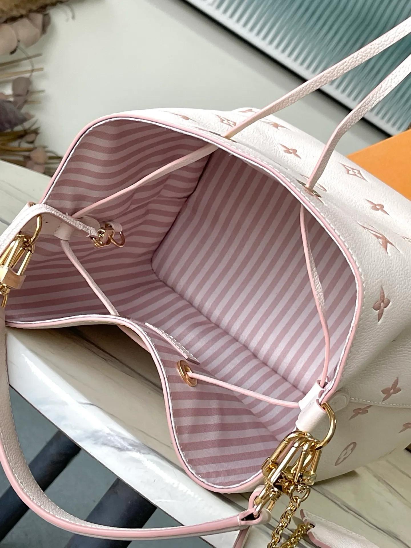 💰1280 (top layer leather) top original order M14401 This NeoNoe medium handbag uses classic Monogram Empreinte leather to interpret the aesthetics of the same color, and uses dazzling chain decoration to release the new ideas of the season. The neat interior is equipped with multiple compartments and a removable storage bag for convenient storage of small items. Dimensions: 26 × 26 × 17.5 cm