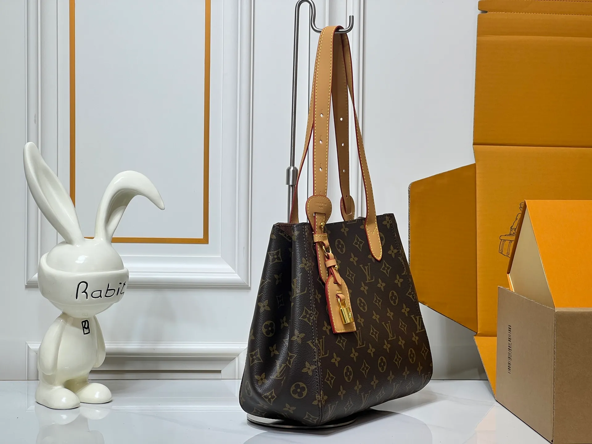 Batch 280💰Small size M25858 Black M25890 Gray Presbyopia This All In One small handbag expands the capacity definition of the All-In series and can be transformed into a rounded Hobo handbag or an open tote bag, making it easy to carry daily needs. Monogram Empreinte leather bag with dazzling metal parts, LV padlock and nameplate highlight the exquisite details. 40.0x22.0x15.0 cm (Length x Height