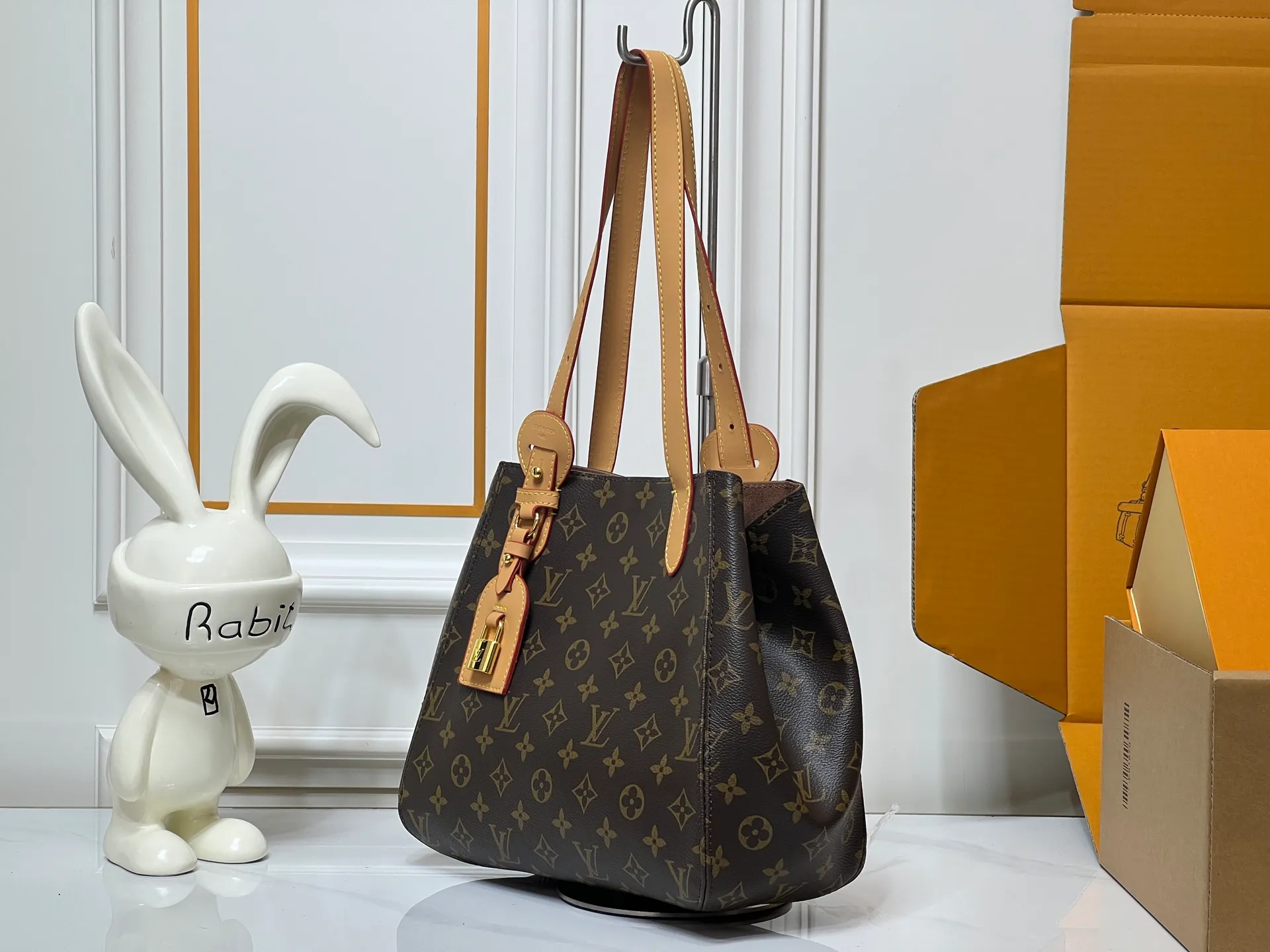 Batch 280💰Small size M25858 Black M25890 Gray Presbyopia This All In One small handbag expands the capacity definition of the All-In series and can be transformed into a rounded Hobo handbag or an open tote bag, making it easy to carry daily needs. Monogram Empreinte leather bag with dazzling metal parts, LV padlock and nameplate highlight the exquisite details. 40.0x22.0x15.0 cm (Length x Height