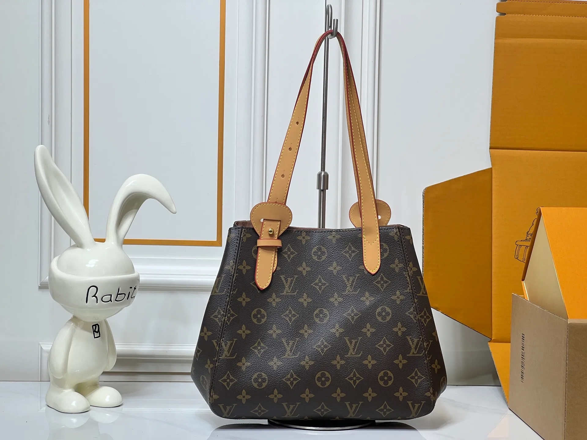 Batch 280💰Small size M25858 Black M25890 Gray Presbyopia This All In One small handbag expands the capacity definition of the All-In series and can be transformed into a rounded Hobo handbag or an open tote bag, making it easy to carry daily needs. Monogram Empreinte leather bag with dazzling metal parts, LV padlock and nameplate highlight the exquisite details. 40.0x22.0x15.0 cm (Length x Height