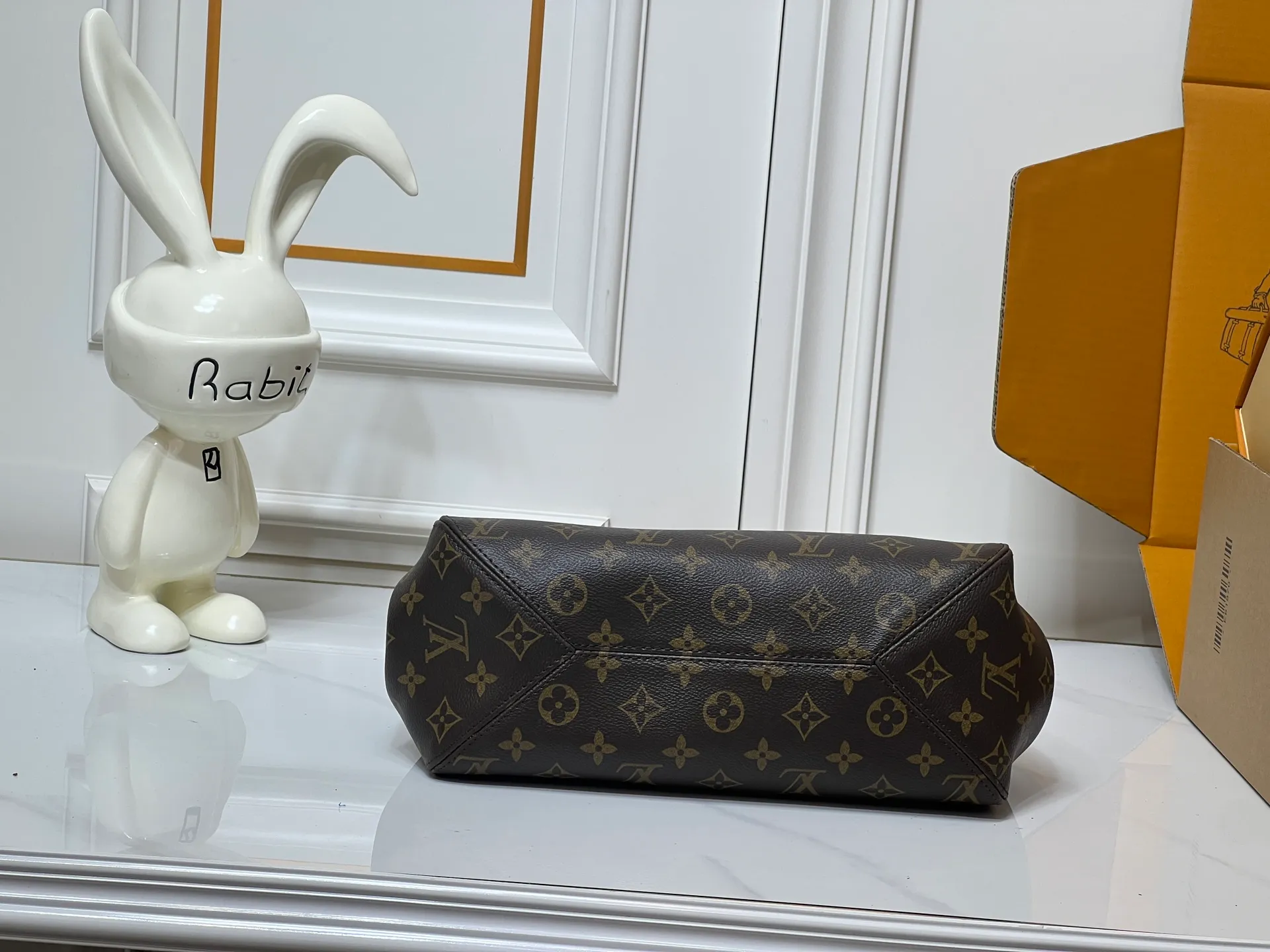 Batch 280💰Small size M25858 Black M25890 Gray Presbyopia This All In One small handbag expands the capacity definition of the All-In series and can be transformed into a rounded Hobo handbag or an open tote bag, making it easy to carry daily needs. Monogram Empreinte leather bag with dazzling metal parts, LV padlock and nameplate highlight the exquisite details. 40.0x22.0x15.0 cm (Length x Height