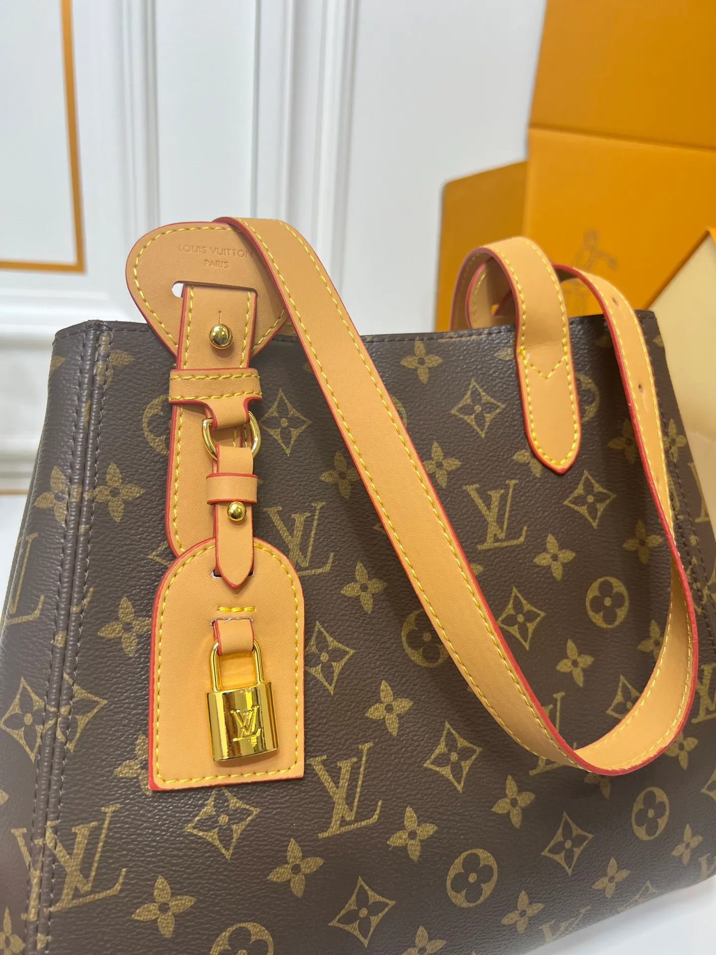 Batch 280💰Small size M25858 Black M25890 Gray Presbyopia This All In One small handbag expands the capacity definition of the All-In series and can be transformed into a rounded Hobo handbag or an open tote bag, making it easy to carry daily needs. Monogram Empreinte leather bag with dazzling metal parts, LV padlock and nameplate highlight the exquisite details. 40.0x22.0x15.0 cm (Length x Height