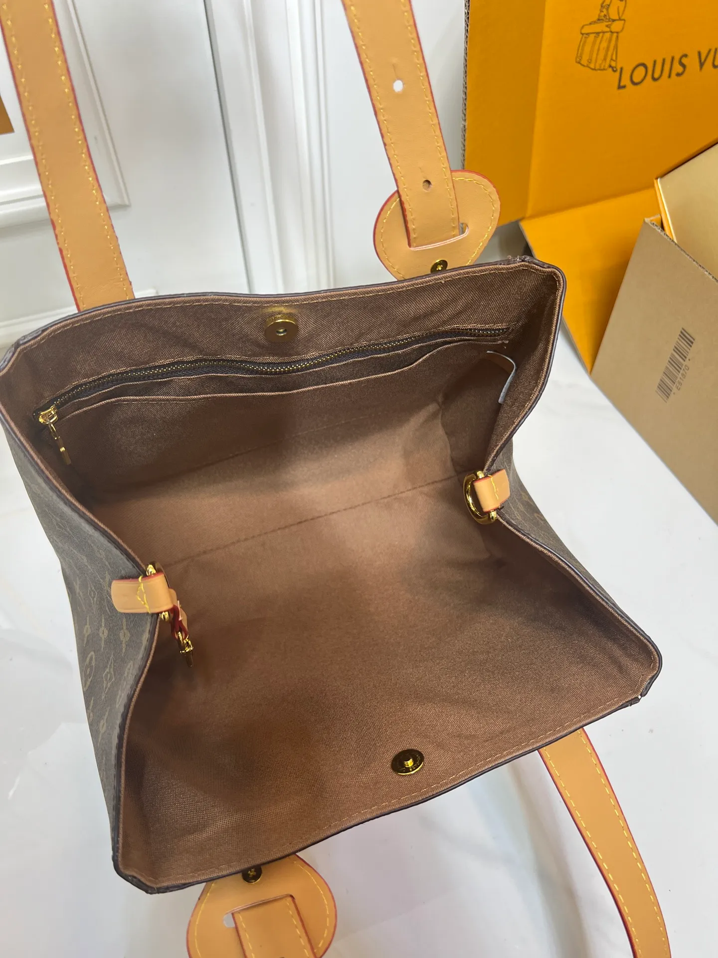 Batch 280💰Small size M25858 Black M25890 Gray Presbyopia This All In One small handbag expands the capacity definition of the All-In series and can be transformed into a rounded Hobo handbag or an open tote bag, making it easy to carry daily needs. Monogram Empreinte leather bag with dazzling metal parts, LV padlock and nameplate highlight the exquisite details. 40.0x22.0x15.0 cm (Length x Height