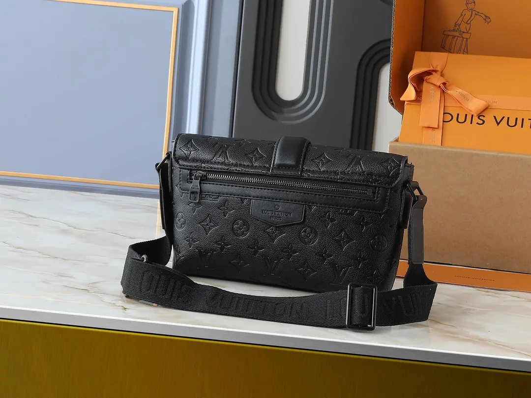💰260💰Upgraded from the original M46794 M23741. This S-Cape messenger bag is made of Monogram black Taurillon leather. The novel opening and closing design traces back to the S-lock created by Georges Vuitton in 1886. The wide, adjustable jacquard strap woven with the Louis Vuitton logo allows for shoulder or cross-body wear. Dimensions: 28 x 16 x 10 cm (length x height x width)