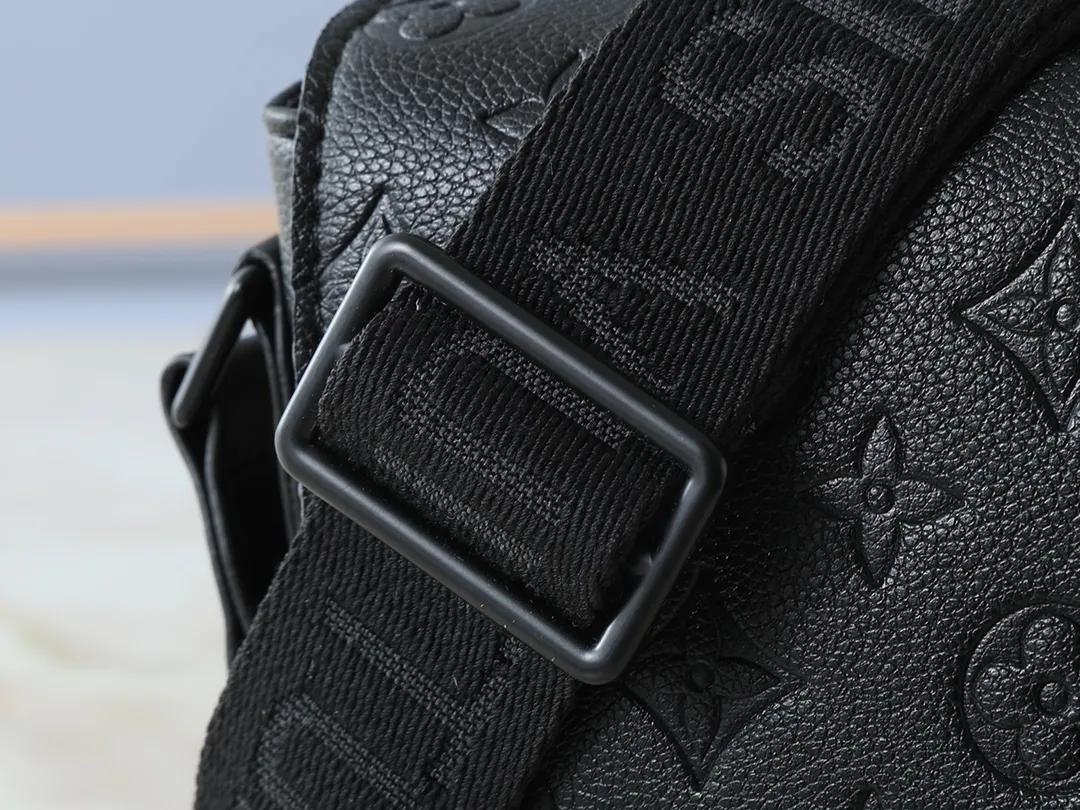 💰260💰Upgraded from the original M46794 M23741. This S-Cape messenger bag is made of Monogram black Taurillon leather. The novel opening and closing design traces back to the S-lock created by Georges Vuitton in 1886. The wide, adjustable jacquard strap woven with the Louis Vuitton logo allows for shoulder or cross-body wear. Dimensions: 28 x 16 x 10 cm (length x height x width)