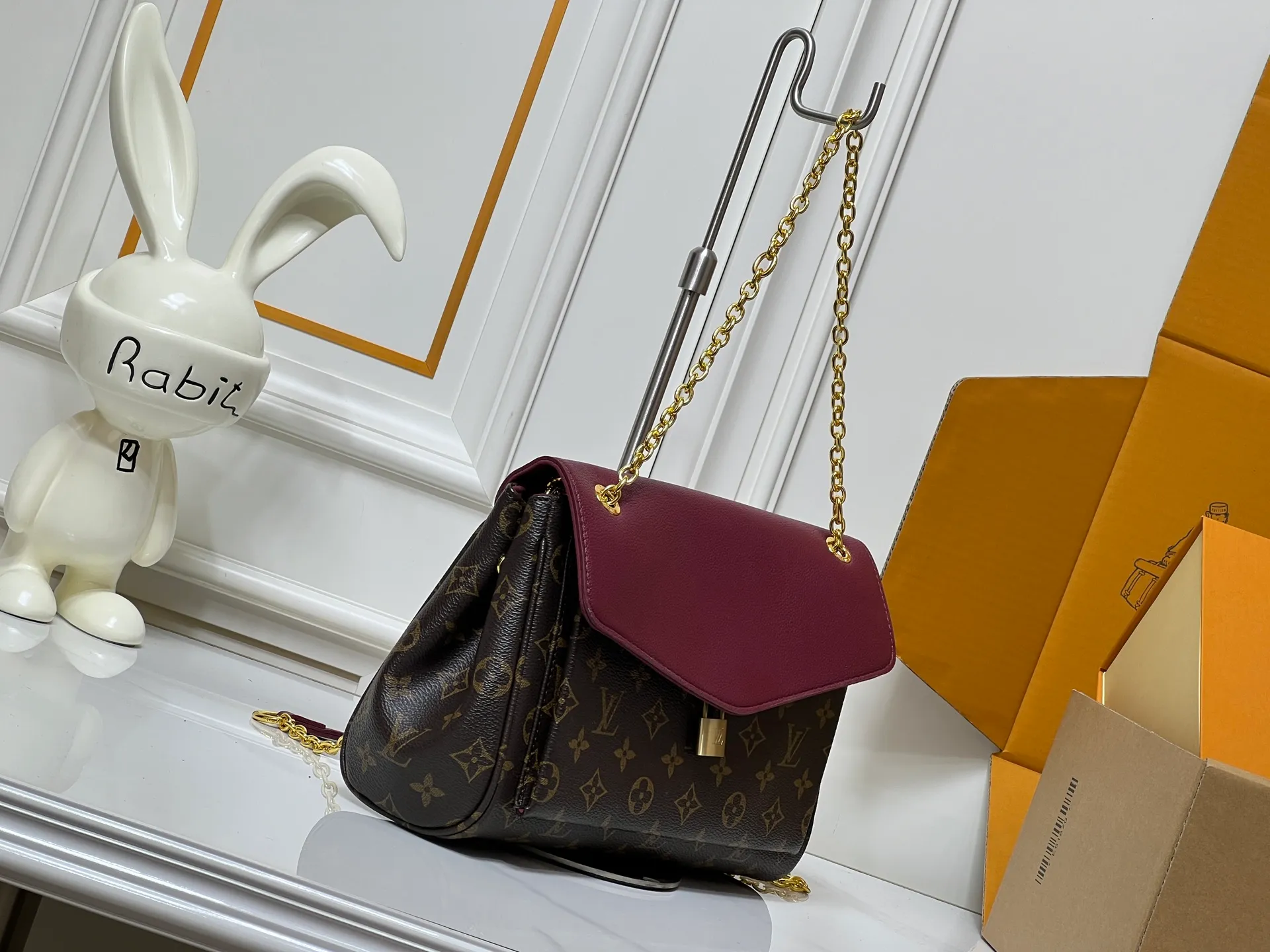 💰320 M26285 black M27065 brown Saint-Germain PM handbag comes from the elegant Paris neighborhood. She is known by this name as an inspiration. This elegant single-frame canvas and leather model features a gold-tone chain and iconic LV padlock, a nod to Louis Vuitton's historic suitcases. The size is ideal for all essentials. With the external drawer, cards or keys can be taken with you wherever you go. The chain can be worn diagonally across the body or over the shoulder, and the bag can also be carried in the hand. Dimensions: 30.5 x 21 x 12.5 cm (length x height x width)