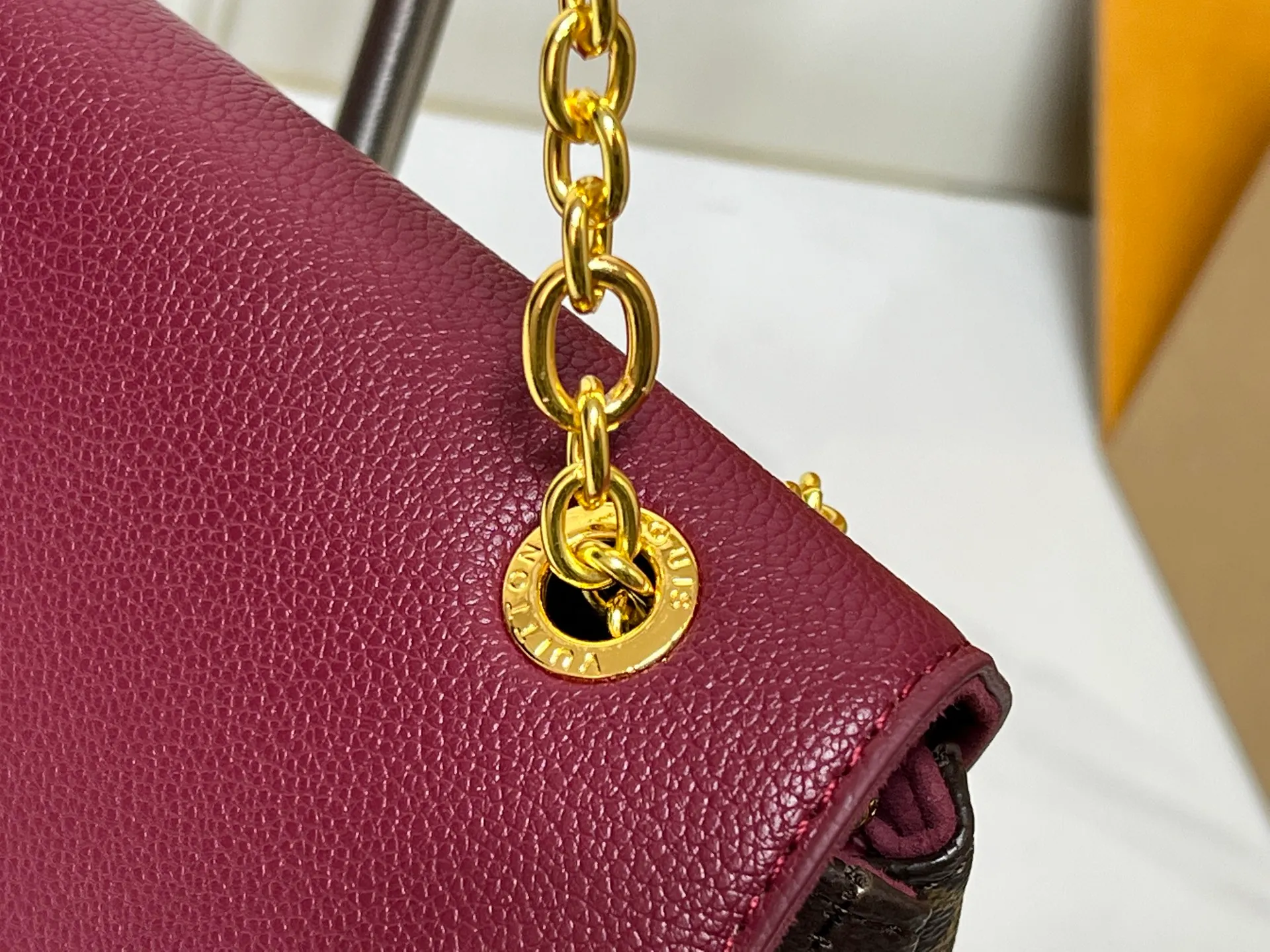 💰320 M26285 black M27065 brown Saint-Germain PM handbag comes from the elegant Paris neighborhood. She is known by this name as an inspiration. This elegant single-frame canvas and leather model features a gold-tone chain and iconic LV padlock, a nod to Louis Vuitton's historic suitcases. The size is ideal for all essentials. With the external drawer, cards or keys can be taken with you wherever you go. The chain can be worn diagonally across the body or over the shoulder, and the bag can also be carried in the hand. Dimensions: 30.5 x 21 x 12.5 cm (length x height x width)