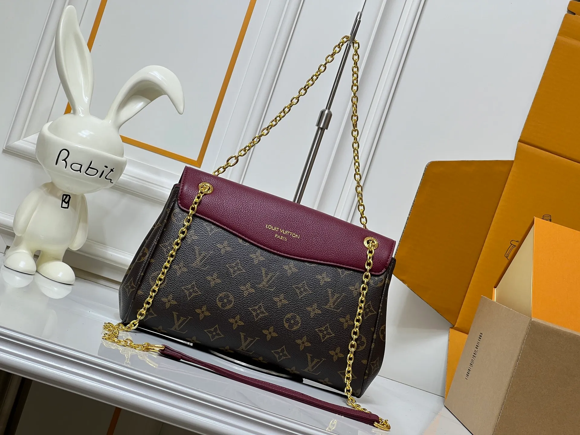💰320 M26285 black M27065 brown Saint-Germain PM handbag comes from the elegant Paris neighborhood. She is known by this name as an inspiration. This elegant single-frame canvas and leather model features a gold-tone chain and iconic LV padlock, a nod to Louis Vuitton's historic suitcases. The size is ideal for all essentials. With the external drawer, cards or keys can be taken with you wherever you go. The chain can be worn diagonally across the body or over the shoulder, and the bag can also be carried in the hand. Dimensions: 30.5 x 21 x 12.5 cm (length x height x width)