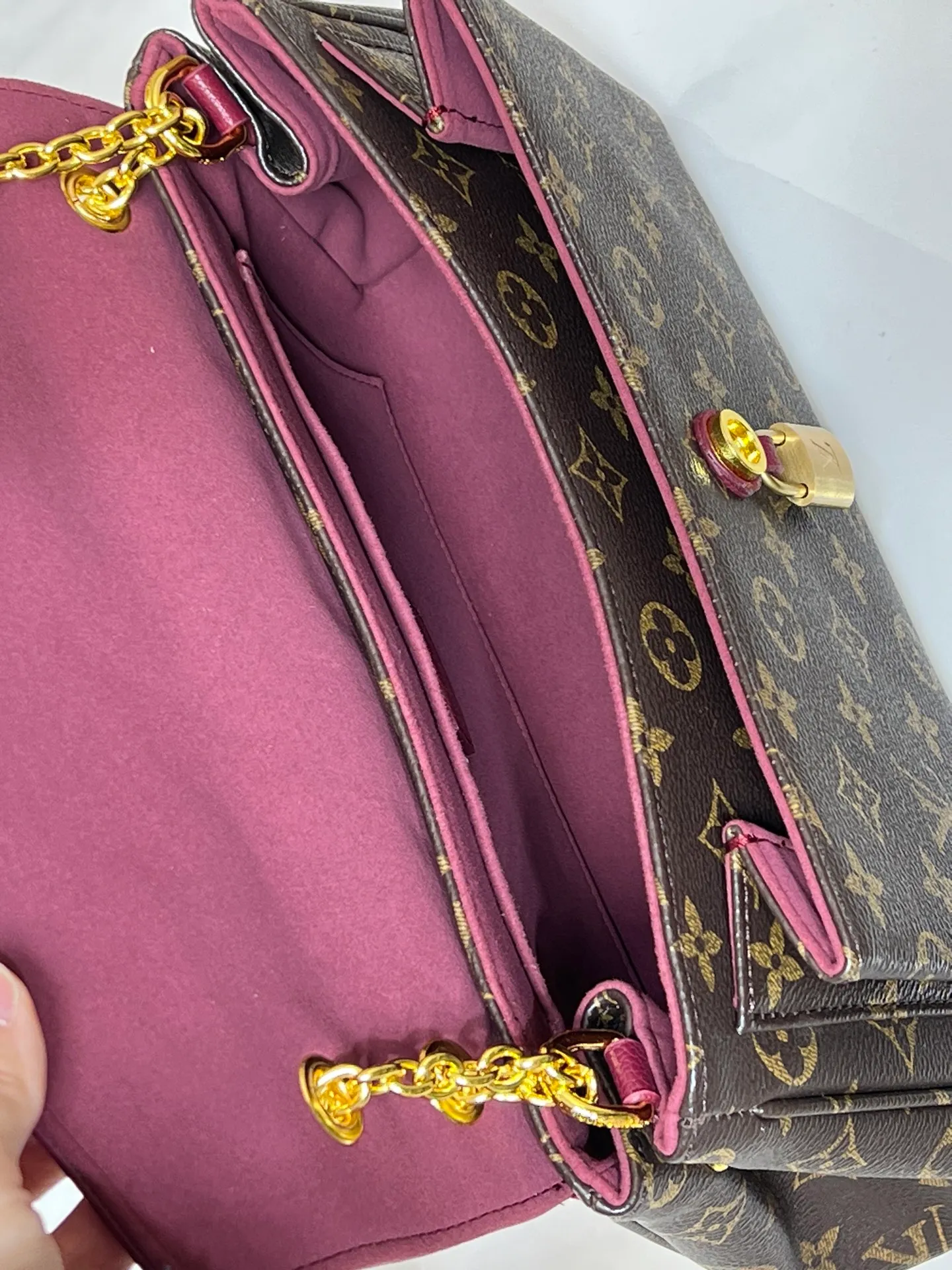 💰320 M26285 black M27065 brown Saint-Germain PM handbag comes from the elegant Paris neighborhood. She is known by this name as an inspiration. This elegant single-frame canvas and leather model features a gold-tone chain and iconic LV padlock, a nod to Louis Vuitton's historic suitcases. The size is ideal for all essentials. With the external drawer, cards or keys can be taken with you wherever you go. The chain can be worn diagonally across the body or over the shoulder, and the bag can also be carried in the hand. Dimensions: 30.5 x 21 x 12.5 cm (length x height x width)