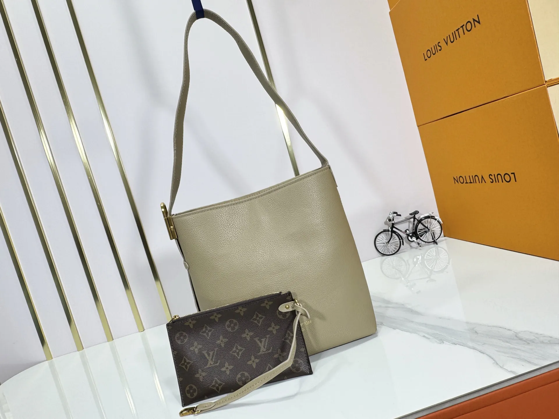 P240 Upgraded original (imitation original) M24988 M24974 M24856 M25022 M25352 M25353 M12982 M14265 M25354 This Low Key Hobo handbag is made of smooth cow leather with suede cow leather lining. It can accommodate short wallets, large smartphones, keys and other small items. The shoulder strap is adjustable with a padlock buckle, and a removable Monogram canvas zippered interior pocket keeps it organized. Dimensions: 24.0 x 28.0 x 16.0 cm (length x height x width)