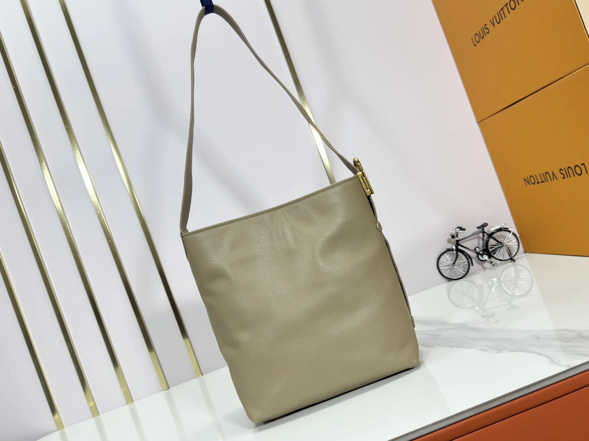 P240 Upgraded original (imitation original) M24988 M24974 M24856 M25022 M25352 M25353 M12982 M14265 M25354 This Low Key Hobo handbag is made of smooth cow leather with suede cow leather lining. It can accommodate short wallets, large smartphones, keys and other small items. The shoulder strap is adjustable with a padlock buckle, and a removable Monogram canvas zippered interior pocket keeps it organized. Dimensions: 24.0 x 28.0 x 16.0 cm (length x height x width)