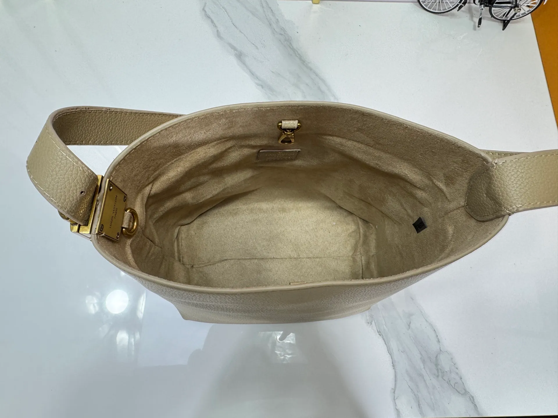 P240 Upgraded original (imitation original) M24988 M24974 M24856 M25022 M25352 M25353 M12982 M14265 M25354 This Low Key Hobo handbag is made of smooth cow leather with suede cow leather lining. It can accommodate short wallets, large smartphones, keys and other small items. The shoulder strap is adjustable with a padlock buckle, and a removable Monogram canvas zippered interior pocket keeps it organized. Dimensions: 24.0 x 28.0 x 16.0 cm (length x height x width)