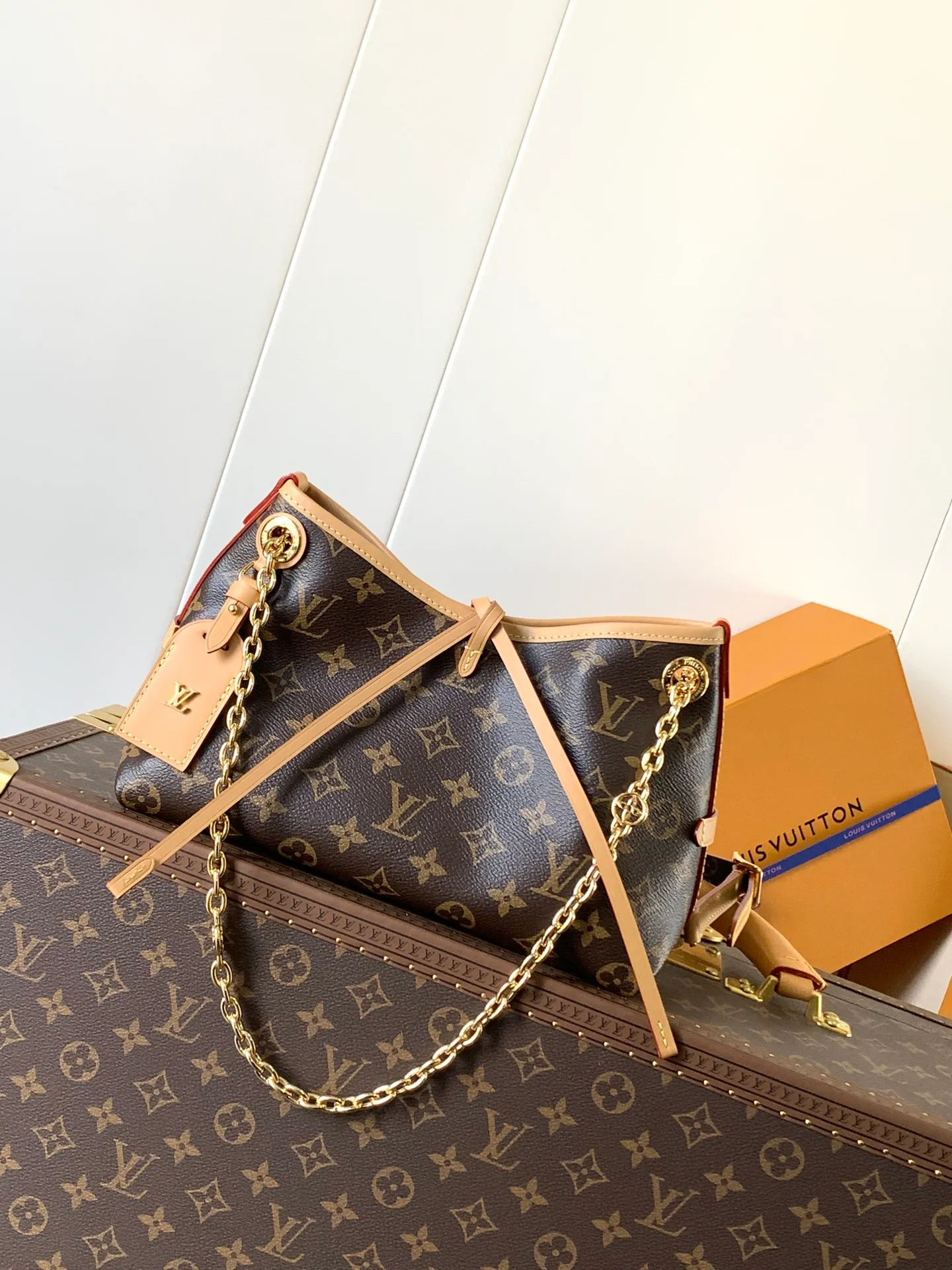 💰800 top original order, transcoding chip M13014 This CarryAll BB handbag is made of Monogram canvas, and the dazzling chain is embellished with Monogram flowers, lighting up day and night occasions with a trendy look. A leather name tag complements the lace-up closure, and an interior zippered pocket provides easy access to your credit cards.  17 x 10 x 26 厘米  (高 x 宽 x 长度) Monogram 涂层帆布 牛皮革饰边 织物内衬 金属件 系带和磁扣开合 拉链内贴袋 名牌 可收纳智能手机、钥匙、Zippy 钱夹和耳机 肩带：不可拆卸，可调节 包带半长：40.0 厘米 包带半长可调至：50.0 厘米 手柄：单手柄，可拆卸