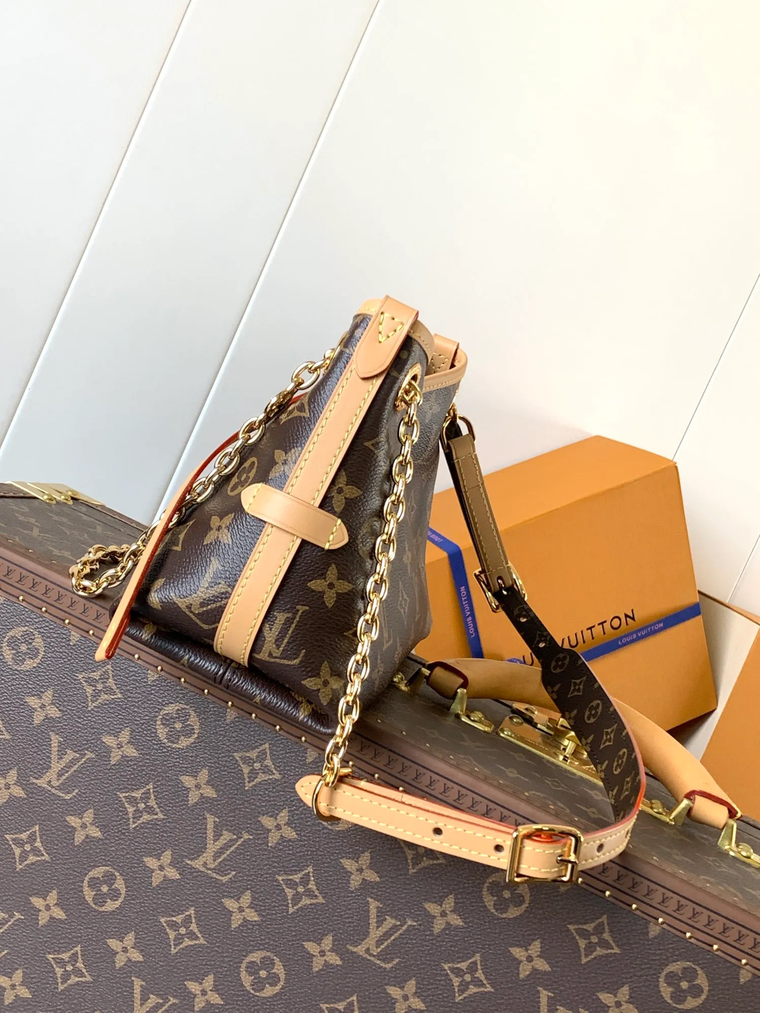 💰800 top original order, transcoding chip M13014 This CarryAll BB handbag is made of Monogram canvas, and the dazzling chain is embellished with Monogram flowers, lighting up day and night occasions with a trendy look. A leather name tag complements the lace-up closure, and an interior zippered pocket provides easy access to your credit cards.  17 x 10 x 26 厘米  (高 x 宽 x 长度) Monogram 涂层帆布 牛皮革饰边 织物内衬 金属件 系带和磁扣开合 拉链内贴袋 名牌 可收纳智能手机、钥匙、Zippy 钱夹和耳机 肩带：不可拆卸，可调节 包带半长：40.0 厘米 包带半长可调至：50.0 厘米 手柄：单手柄，可拆卸