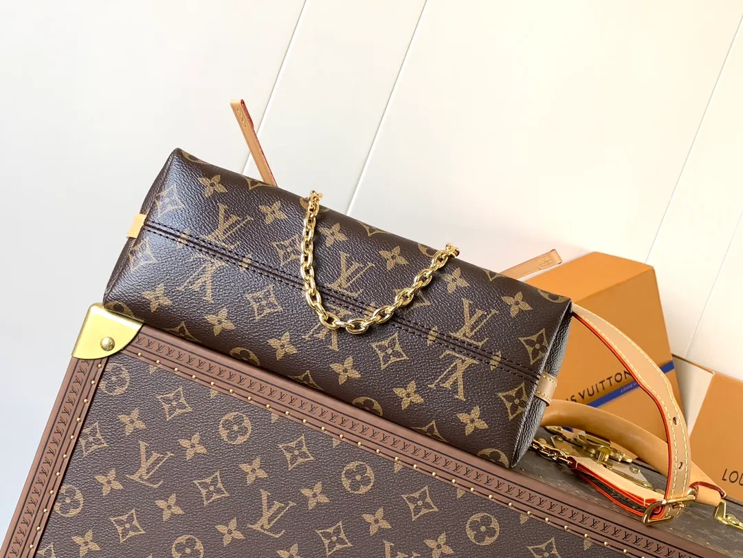 💰800 top original order, transcoding chip M13014 This CarryAll BB handbag is made of Monogram canvas, and the dazzling chain is embellished with Monogram flowers, lighting up day and night occasions with a trendy look. A leather name tag complements the lace-up closure, and an interior zippered pocket provides easy access to your credit cards.  17 x 10 x 26 厘米  (高 x 宽 x 长度) Monogram 涂层帆布 牛皮革饰边 织物内衬 金属件 系带和磁扣开合 拉链内贴袋 名牌 可收纳智能手机、钥匙、Zippy 钱夹和耳机 肩带：不可拆卸，可调节 包带半长：40.0 厘米 包带半长可调至：50.0 厘米 手柄：单手柄，可拆卸
