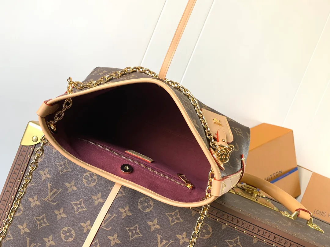 💰800 top original order, transcoding chip M13014 This CarryAll BB handbag is made of Monogram canvas, and the dazzling chain is embellished with Monogram flowers, lighting up day and night occasions with a trendy look. A leather name tag complements the lace-up closure, and an interior zippered pocket provides easy access to your credit cards.  17 x 10 x 26 厘米  (高 x 宽 x 长度) Monogram 涂层帆布 牛皮革饰边 织物内衬 金属件 系带和磁扣开合 拉链内贴袋 名牌 可收纳智能手机、钥匙、Zippy 钱夹和耳机 肩带：不可拆卸，可调节 包带半长：40.0 厘米 包带半长可调至：50.0 厘米 手柄：单手柄，可拆卸