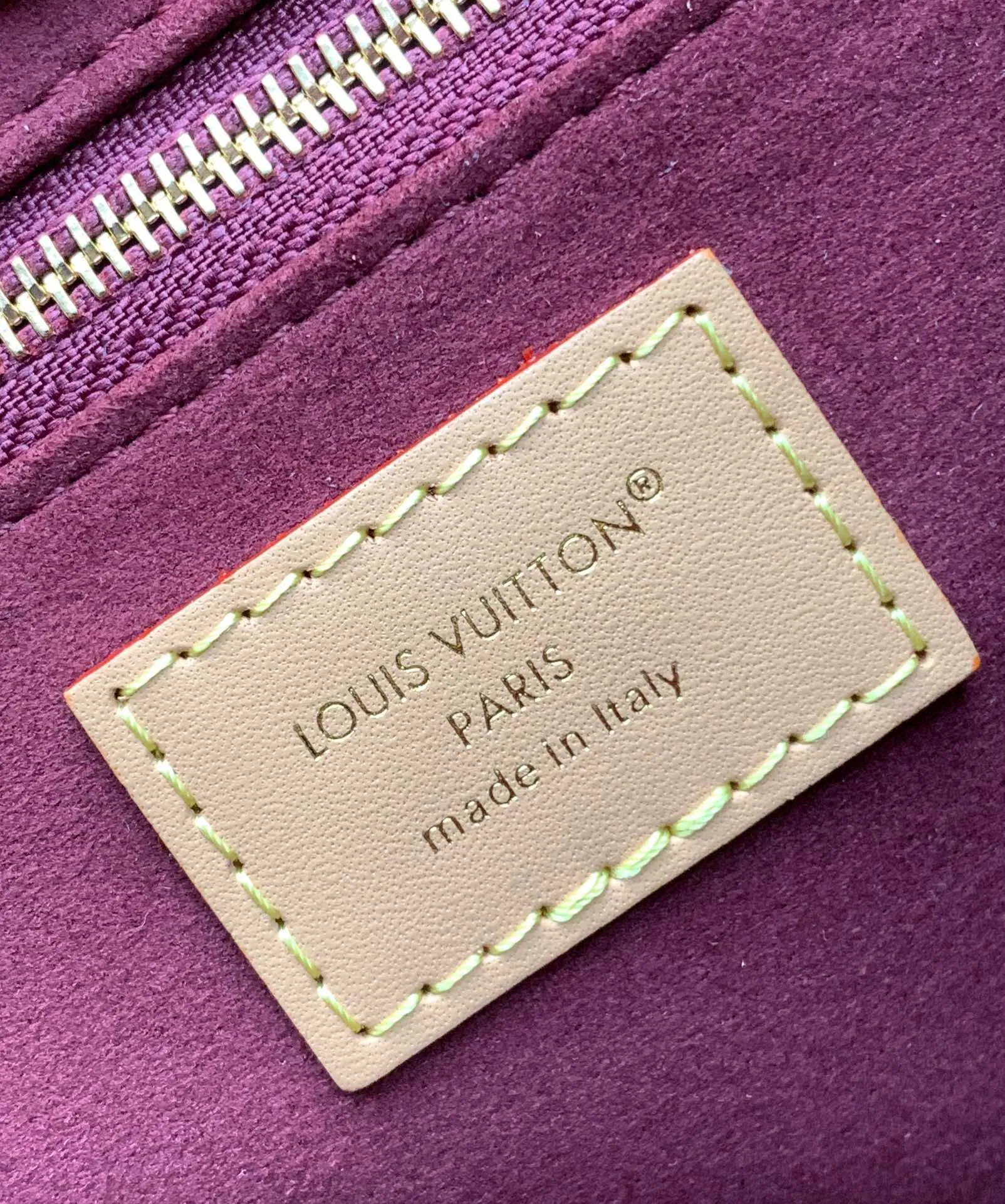 💰800 top original order, transcoding chip M13014 This CarryAll BB handbag is made of Monogram canvas, and the dazzling chain is embellished with Monogram flowers, lighting up day and night occasions with a trendy look. A leather name tag complements the lace-up closure, and an interior zippered pocket provides easy access to your credit cards.  17 x 10 x 26 厘米  (高 x 宽 x 长度) Monogram 涂层帆布 牛皮革饰边 织物内衬 金属件 系带和磁扣开合 拉链内贴袋 名牌 可收纳智能手机、钥匙、Zippy 钱夹和耳机 肩带：不可拆卸，可调节 包带半长：40.0 厘米 包带半长可调至：50.0 厘米 手柄：单手柄，可拆卸