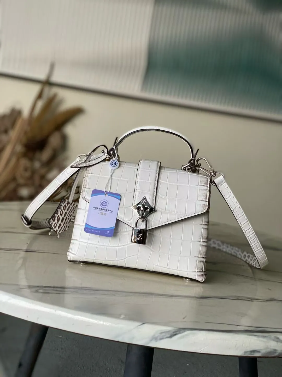 💰2000 "Super Premium Original Leather" N84714 Himalayan White Small Rose des Vents small handbag is made of smooth and grained calfskin to outline elegant lines, and is embellished with a golden LV padlock to shine. Use the top handle and removable and adjustable shoulder strap to create an elegant elbow or practical cross-body style for everyday travel. Dimensions: length 19 width 8 height 13.5cm