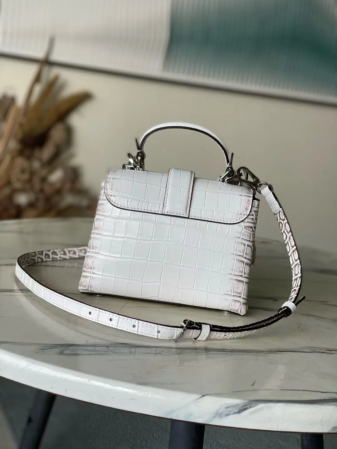 💰2000 "Super Premium Original Leather" N84714 Himalayan White Small Rose des Vents small handbag is made of smooth and grained calfskin to outline elegant lines, and is embellished with a golden LV padlock to shine. Use the top handle and removable and adjustable shoulder strap to create an elegant elbow or practical cross-body style for everyday travel. Dimensions: length 19 width 8 height 13.5cm