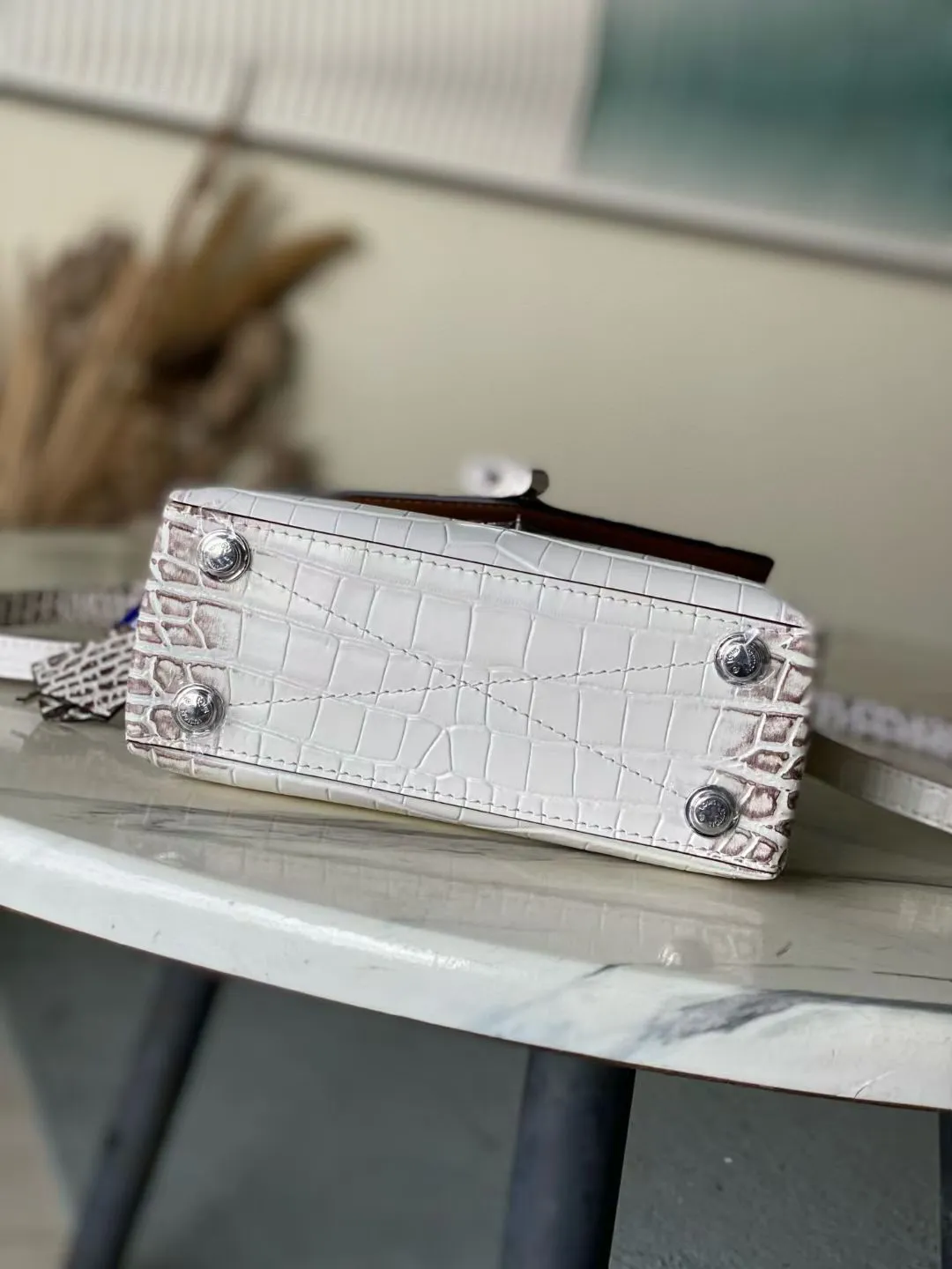 💰2000 "Super Premium Original Leather" N84714 Himalayan White Small Rose des Vents small handbag is made of smooth and grained calfskin to outline elegant lines, and is embellished with a golden LV padlock to shine. Use the top handle and removable and adjustable shoulder strap to create an elegant elbow or practical cross-body style for everyday travel. Dimensions: length 19 width 8 height 13.5cm
