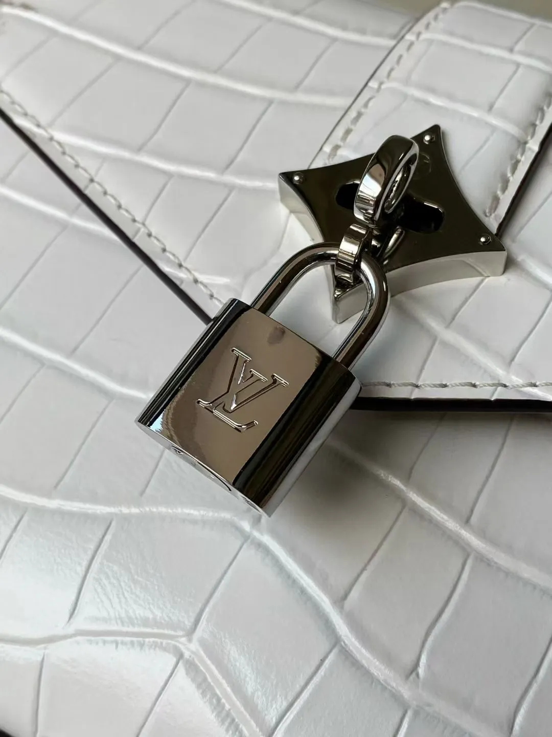 💰2000 "Super Premium Original Leather" N84714 Himalayan White Small Rose des Vents small handbag is made of smooth and grained calfskin to outline elegant lines, and is embellished with a golden LV padlock to shine. Use the top handle and removable and adjustable shoulder strap to create an elegant elbow or practical cross-body style for everyday travel. Dimensions: length 19 width 8 height 13.5cm