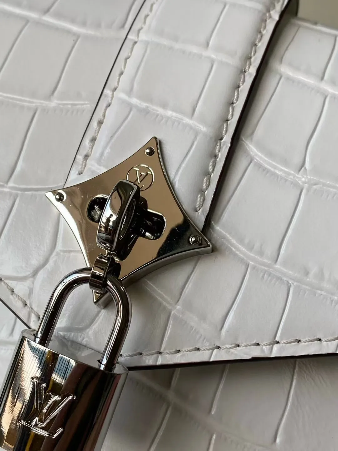 💰2000 "Super Premium Original Leather" N84714 Himalayan White Small Rose des Vents small handbag is made of smooth and grained calfskin to outline elegant lines, and is embellished with a golden LV padlock to shine. Use the top handle and removable and adjustable shoulder strap to create an elegant elbow or practical cross-body style for everyday travel. Dimensions: length 19 width 8 height 13.5cm