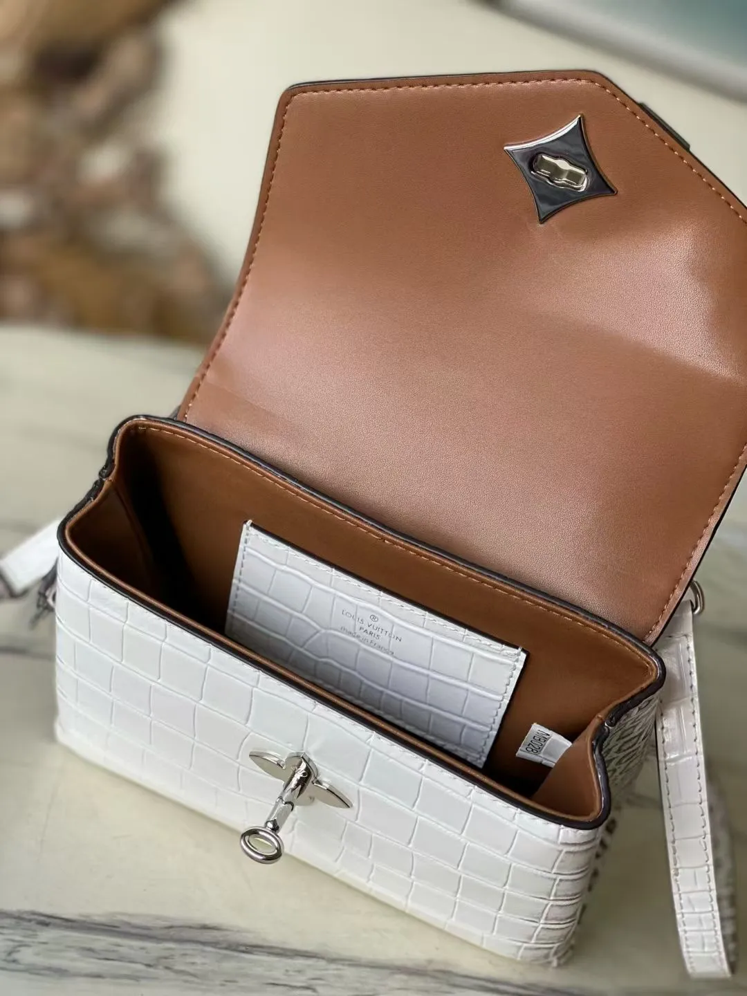 💰2000 "Super Premium Original Leather" N84714 Himalayan White Small Rose des Vents small handbag is made of smooth and grained calfskin to outline elegant lines, and is embellished with a golden LV padlock to shine. Use the top handle and removable and adjustable shoulder strap to create an elegant elbow or practical cross-body style for everyday travel. Dimensions: length 19 width 8 height 13.5cm