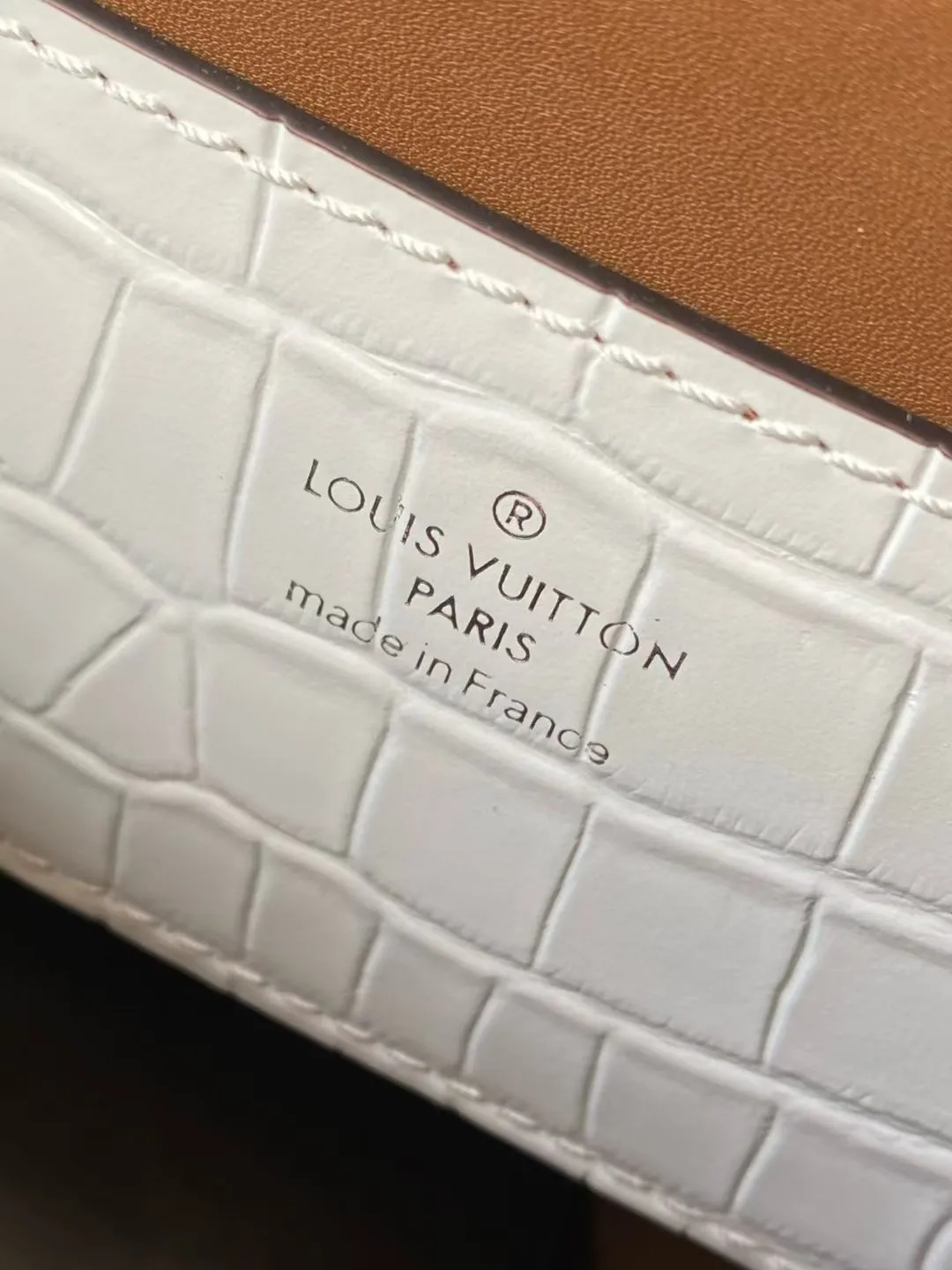 💰2000 "Super Premium Original Leather" N84714 Himalayan White Small Rose des Vents small handbag is made of smooth and grained calfskin to outline elegant lines, and is embellished with a golden LV padlock to shine. Use the top handle and removable and adjustable shoulder strap to create an elegant elbow or practical cross-body style for everyday travel. Dimensions: length 19 width 8 height 13.5cm