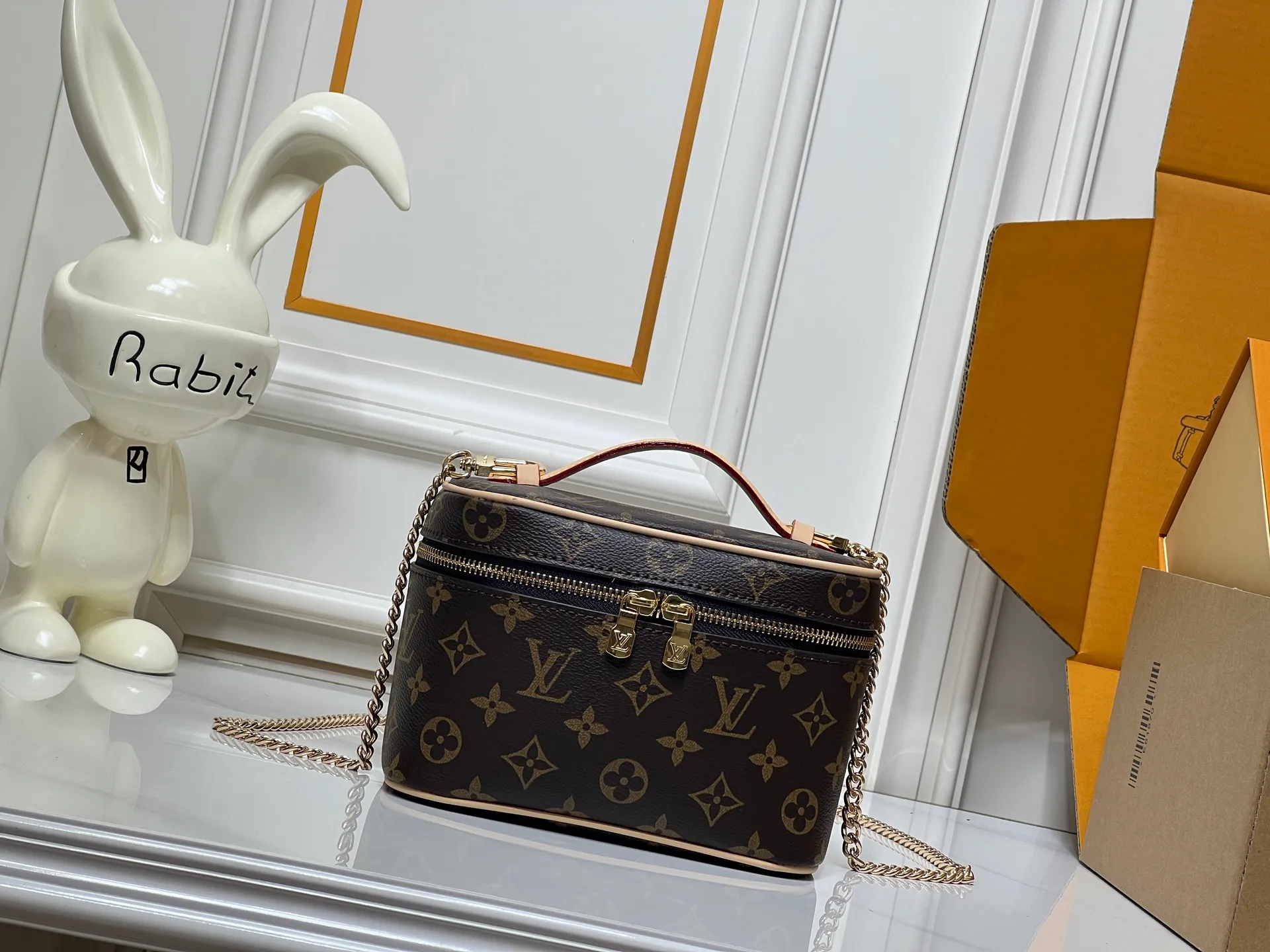 Batch 260💰M44495 Nice mini cosmetic bag is made of soft Monogram canvas to create a compact body. It is equipped with a leather handle that can be folded flat to release space. It can accommodate toiletries while being easily placed in a travel bag or suitcase. Use the LV-engraved metal zipper puller to lightly open the double zipper top flap to reveal the inner space. Size: 20x13.5x12cm