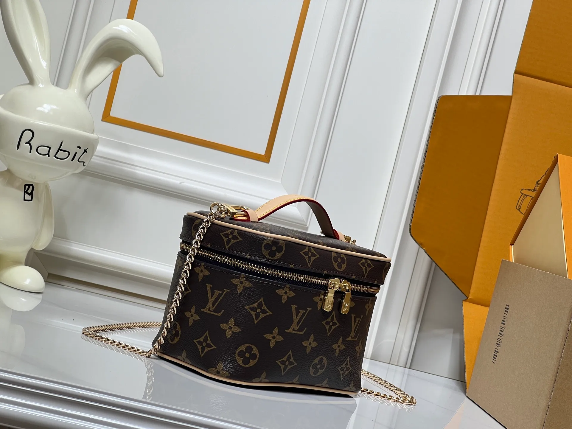 Batch 260💰M44495 Nice mini cosmetic bag is made of soft Monogram canvas to create a compact body. It is equipped with a leather handle that can be folded flat to release space. It can accommodate toiletries while being easily placed in a travel bag or suitcase. Use the LV-engraved metal zipper puller to lightly open the double zipper top flap to reveal the inner space. Size: 20x13.5x12cm