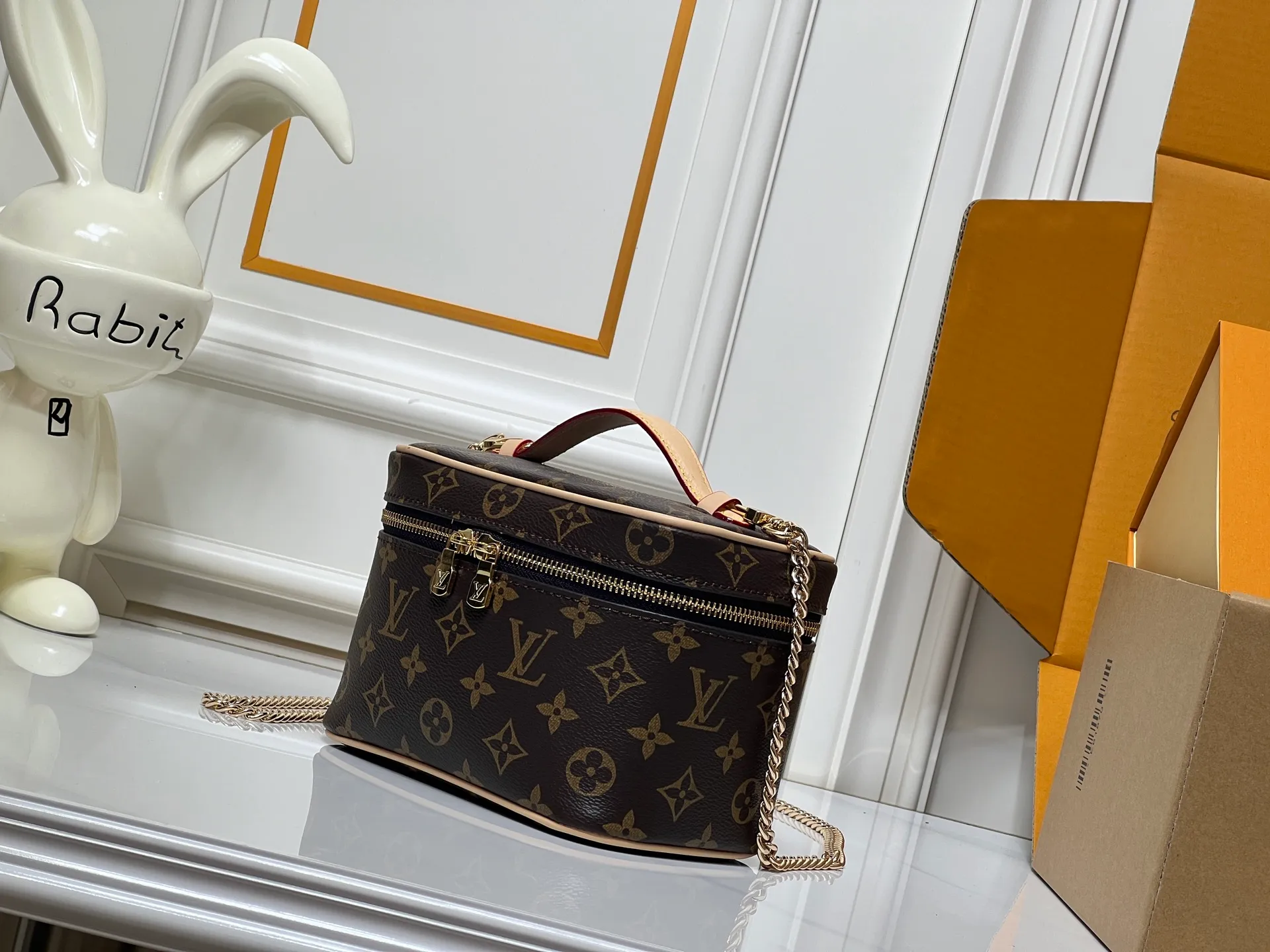 Batch 260💰M44495 Nice mini cosmetic bag is made of soft Monogram canvas to create a compact body. It is equipped with a leather handle that can be folded flat to release space. It can accommodate toiletries while being easily placed in a travel bag or suitcase. Use the LV-engraved metal zipper puller to lightly open the double zipper top flap to reveal the inner space. Size: 20x13.5x12cm