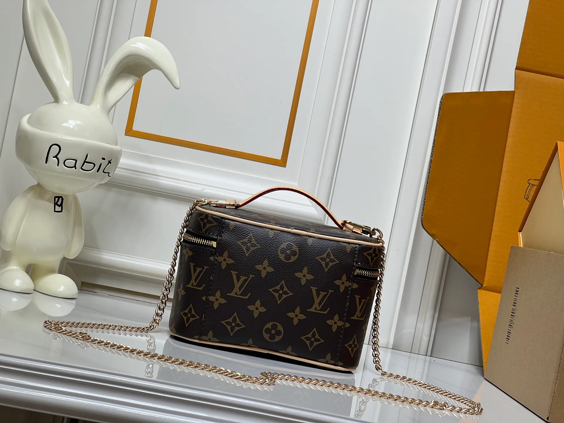 Batch 260💰M44495 Nice mini cosmetic bag is made of soft Monogram canvas to create a compact body. It is equipped with a leather handle that can be folded flat to release space. It can accommodate toiletries while being easily placed in a travel bag or suitcase. Use the LV-engraved metal zipper puller to lightly open the double zipper top flap to reveal the inner space. Size: 20x13.5x12cm