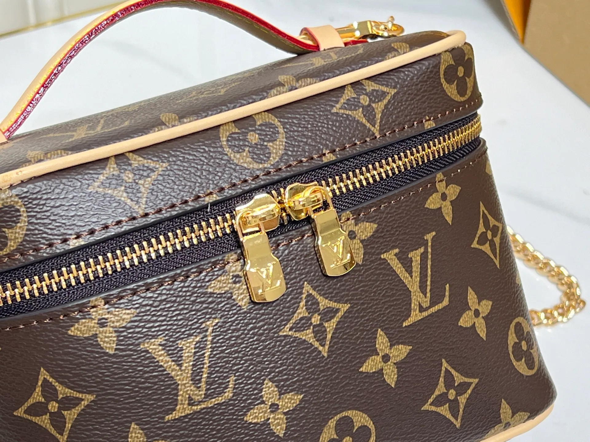 Batch 260💰M44495 Nice mini cosmetic bag is made of soft Monogram canvas to create a compact body. It is equipped with a leather handle that can be folded flat to release space. It can accommodate toiletries while being easily placed in a travel bag or suitcase. Use the LV-engraved metal zipper puller to lightly open the double zipper top flap to reveal the inner space. Size: 20x13.5x12cm