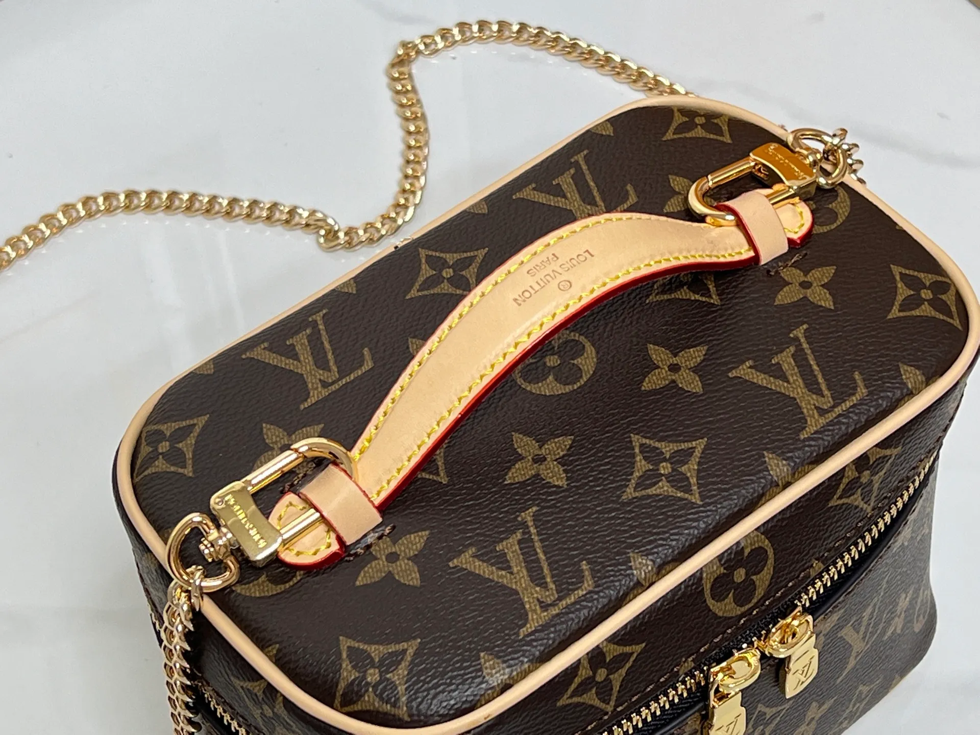 Batch 260💰M44495 Nice mini cosmetic bag is made of soft Monogram canvas to create a compact body. It is equipped with a leather handle that can be folded flat to release space. It can accommodate toiletries while being easily placed in a travel bag or suitcase. Use the LV-engraved metal zipper puller to lightly open the double zipper top flap to reveal the inner space. Size: 20x13.5x12cm