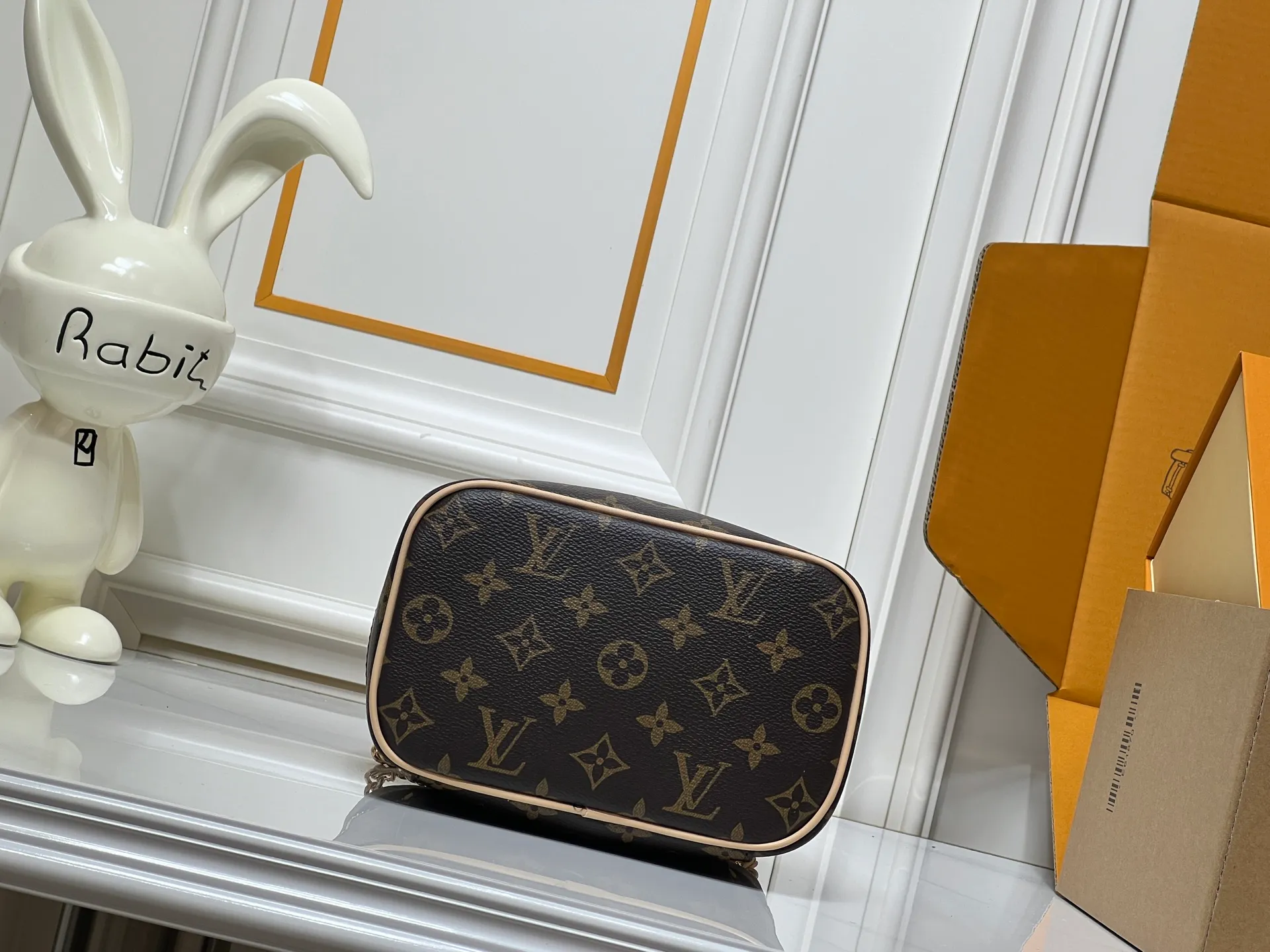 Batch 260💰M44495 Nice mini cosmetic bag is made of soft Monogram canvas to create a compact body. It is equipped with a leather handle that can be folded flat to release space. It can accommodate toiletries while being easily placed in a travel bag or suitcase. Use the LV-engraved metal zipper puller to lightly open the double zipper top flap to reveal the inner space. Size: 20x13.5x12cm