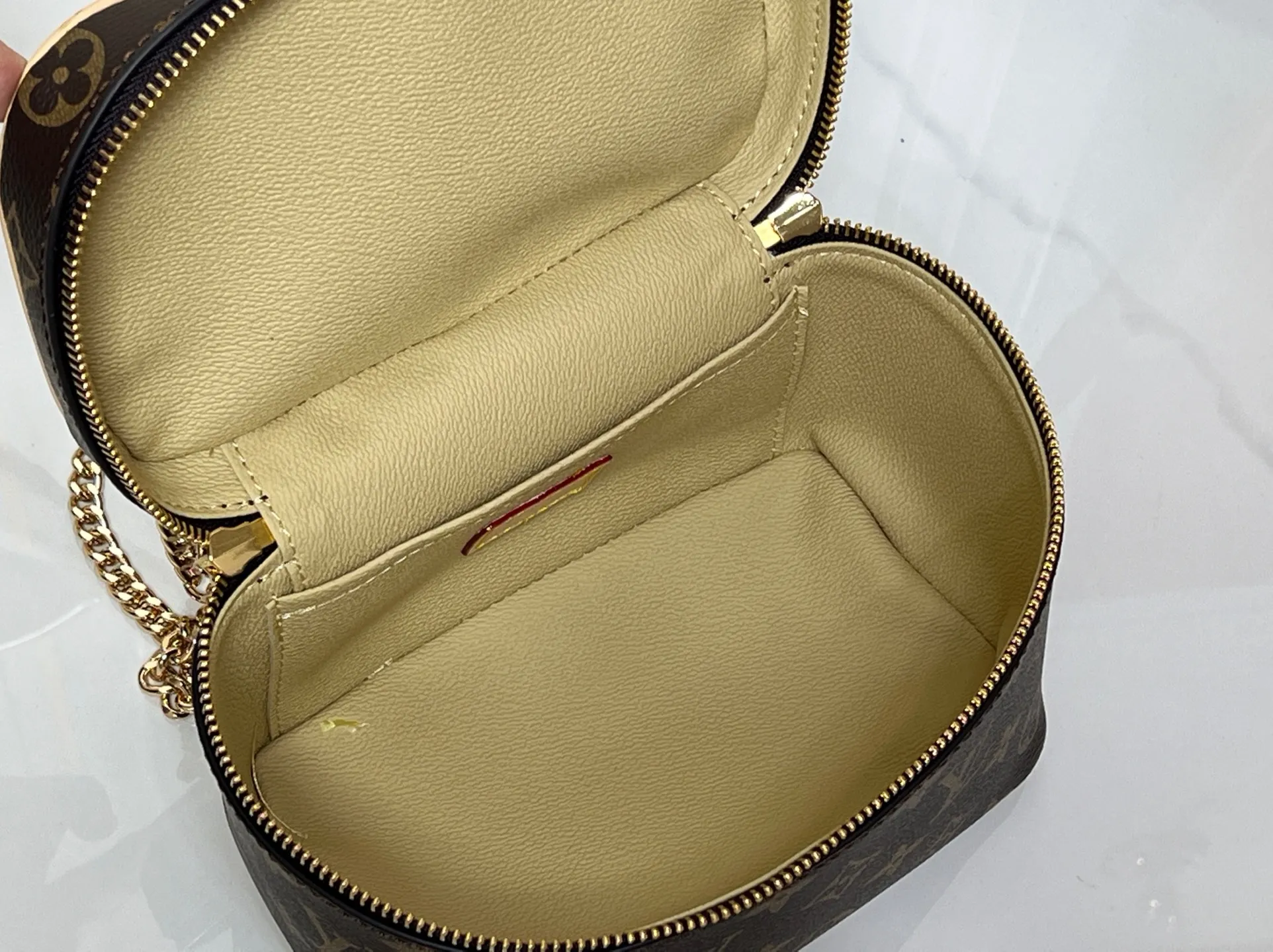 Batch 260💰M44495 Nice mini cosmetic bag is made of soft Monogram canvas to create a compact body. It is equipped with a leather handle that can be folded flat to release space. It can accommodate toiletries while being easily placed in a travel bag or suitcase. Use the LV-engraved metal zipper puller to lightly open the double zipper top flap to reveal the inner space. Size: 20x13.5x12cm