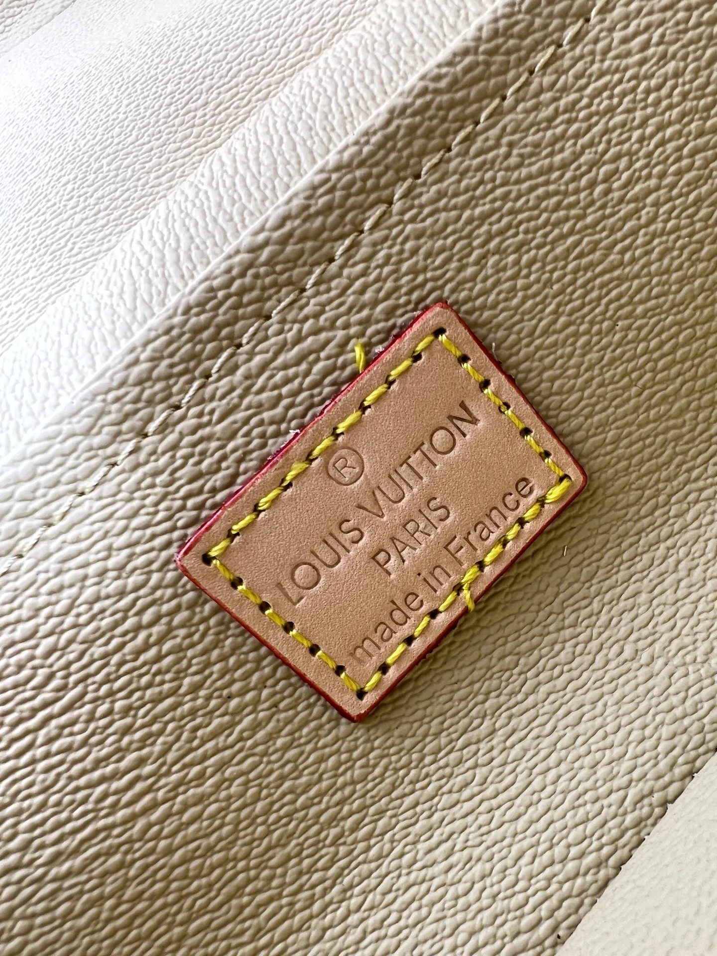Batch 260💰M44495 Nice mini cosmetic bag is made of soft Monogram canvas to create a compact body. It is equipped with a leather handle that can be folded flat to release space. It can accommodate toiletries while being easily placed in a travel bag or suitcase. Use the LV-engraved metal zipper puller to lightly open the double zipper top flap to reveal the inner space. Size: 20x13.5x12cm