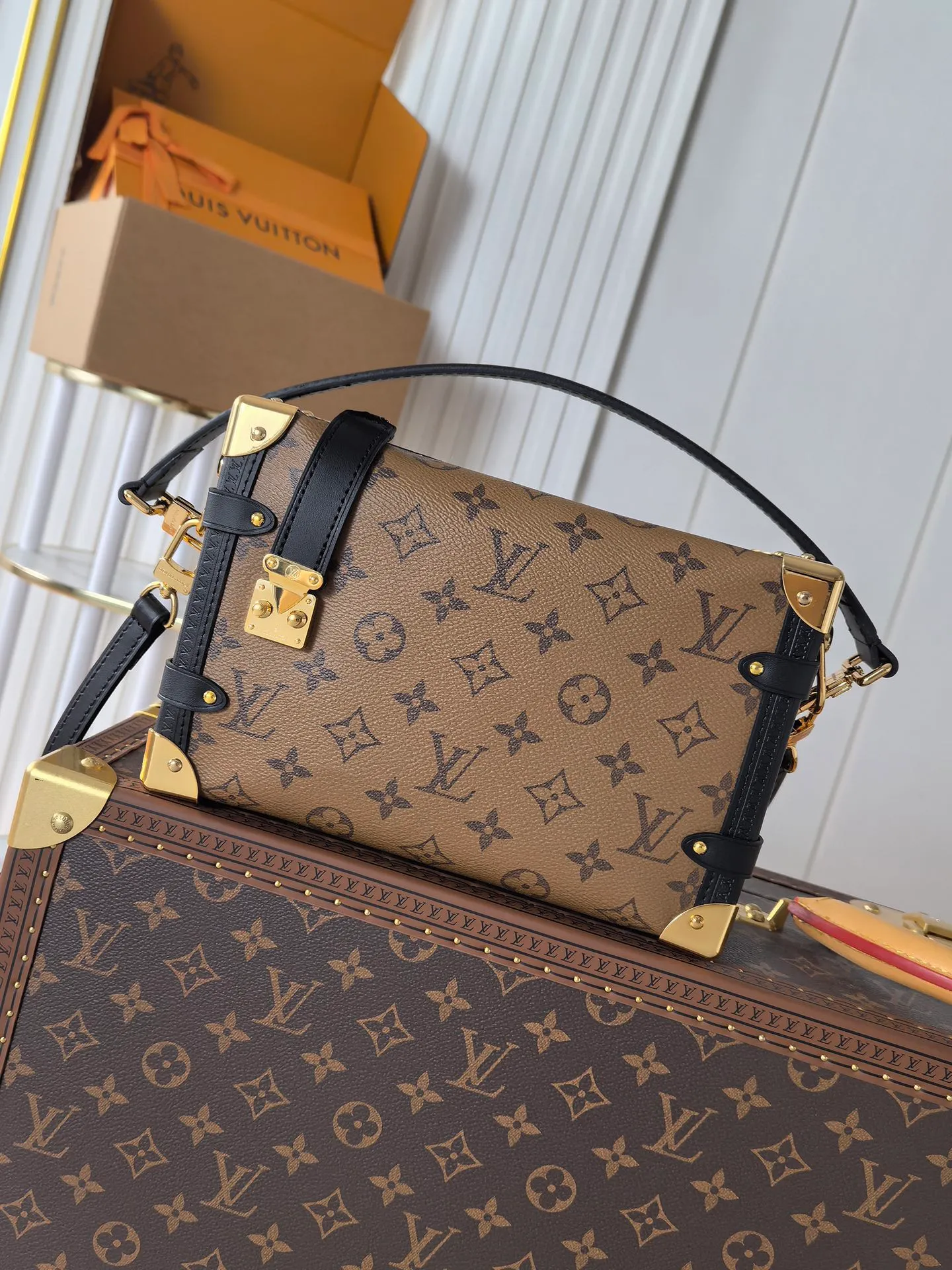 💰820💰 (Dynamic chip 163c01 top original order) M46358 M46815 M47139 Nicolas Ghesquière repeatedly explored Louis Vuitton’s trunk-making heritage to create this Side Trunk medium handbag. Monogram canvas is combined with leather trim, and the leather zipper puller creatively connects to the iconic S-lock, and the reinforced metal corners gather the eye. The wide handles and leather spaghetti strap are removable. Dimensions: 23.5 x 16.0 x 8.5 cm (length x height x width)