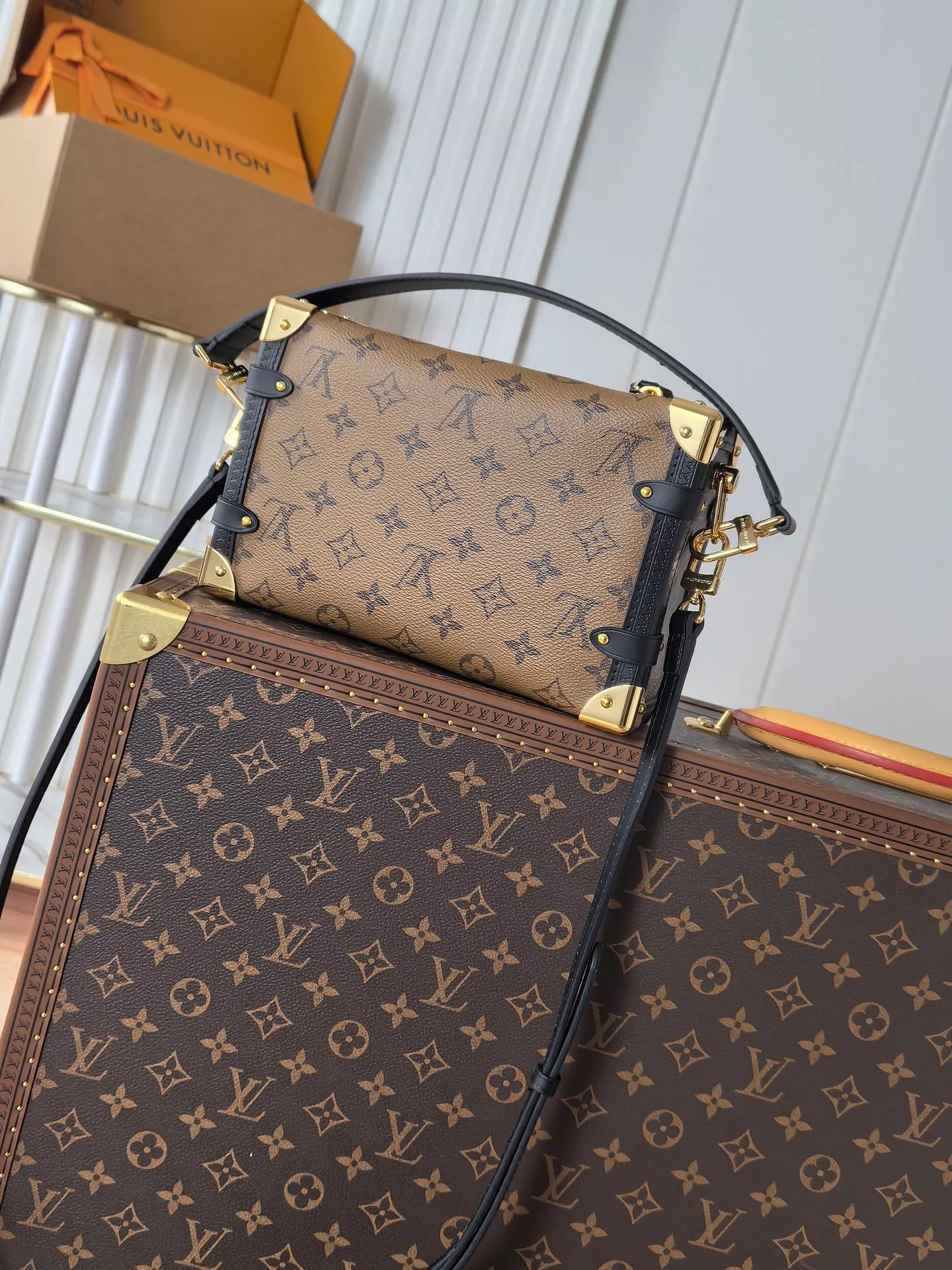 💰820💰 (Dynamic chip 163c01 top original order) M46358 M46815 M47139 Nicolas Ghesquière repeatedly explored Louis Vuitton’s trunk-making heritage to create this Side Trunk medium handbag. Monogram canvas is combined with leather trim, and the leather zipper puller creatively connects to the iconic S-lock, and the reinforced metal corners gather the eye. The wide handles and leather spaghetti strap are removable. Dimensions: 23.5 x 16.0 x 8.5 cm (length x height x width)