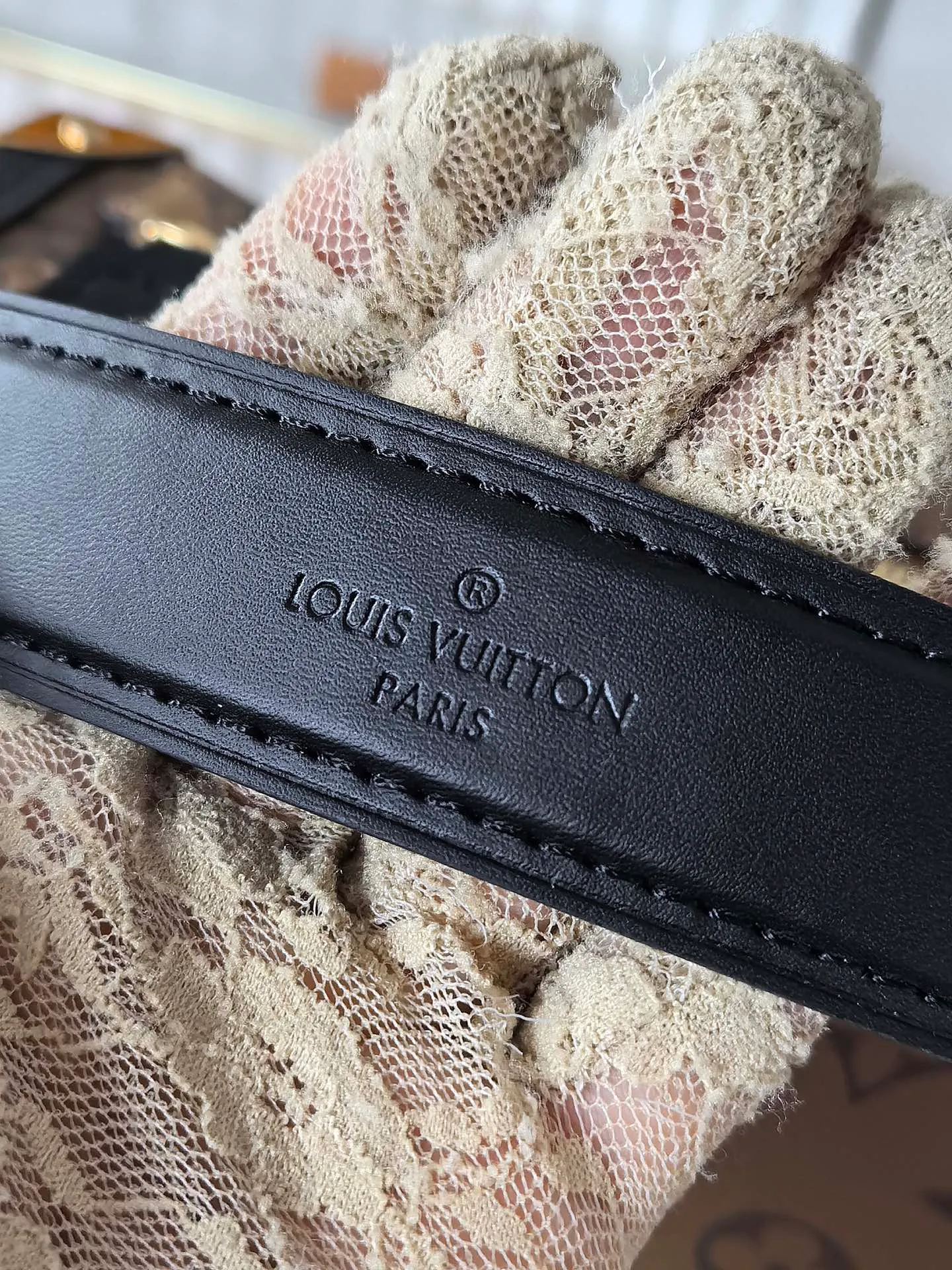 💰820💰 (Dynamic chip 163c01 top original order) M46358 M46815 M47139 Nicolas Ghesquière repeatedly explored Louis Vuitton’s trunk-making heritage to create this Side Trunk medium handbag. Monogram canvas is combined with leather trim, and the leather zipper puller creatively connects to the iconic S-lock, and the reinforced metal corners gather the eye. The wide handles and leather spaghetti strap are removable. Dimensions: 23.5 x 16.0 x 8.5 cm (length x height x width)
