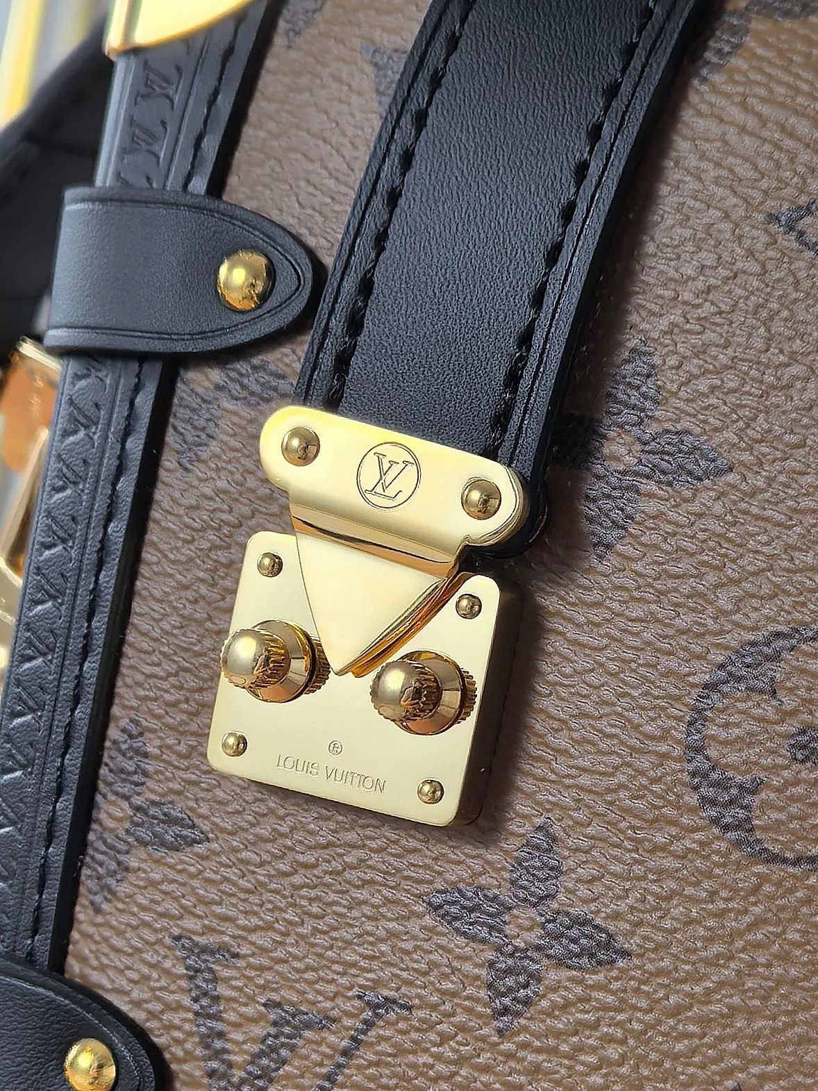 💰820💰 (Dynamic chip 163c01 top original order) M46358 M46815 M47139 Nicolas Ghesquière repeatedly explored Louis Vuitton’s trunk-making heritage to create this Side Trunk medium handbag. Monogram canvas is combined with leather trim, and the leather zipper puller creatively connects to the iconic S-lock, and the reinforced metal corners gather the eye. The wide handles and leather spaghetti strap are removable. Dimensions: 23.5 x 16.0 x 8.5 cm (length x height x width)