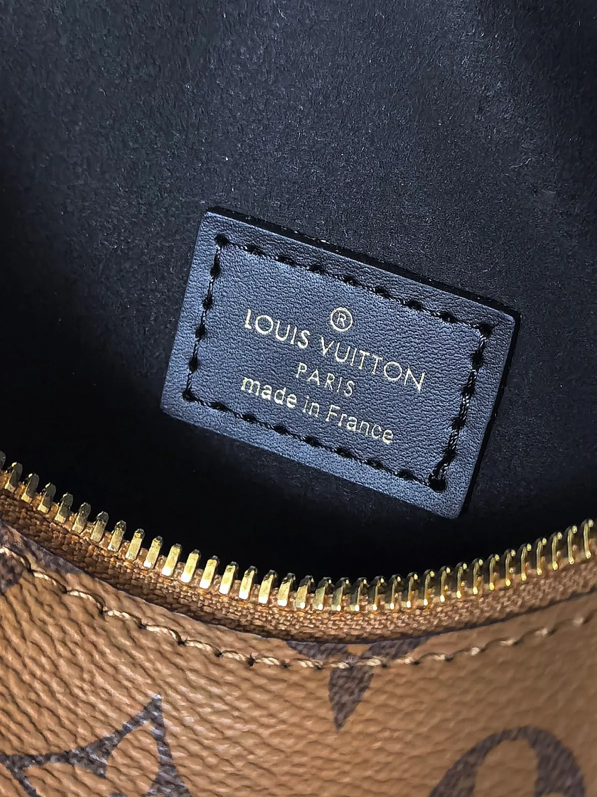 💰820💰 (Dynamic chip 163c01 top original order) M46358 M46815 M47139 Nicolas Ghesquière repeatedly explored Louis Vuitton’s trunk-making heritage to create this Side Trunk medium handbag. Monogram canvas is combined with leather trim, and the leather zipper puller creatively connects to the iconic S-lock, and the reinforced metal corners gather the eye. The wide handles and leather spaghetti strap are removable. Dimensions: 23.5 x 16.0 x 8.5 cm (length x height x width)