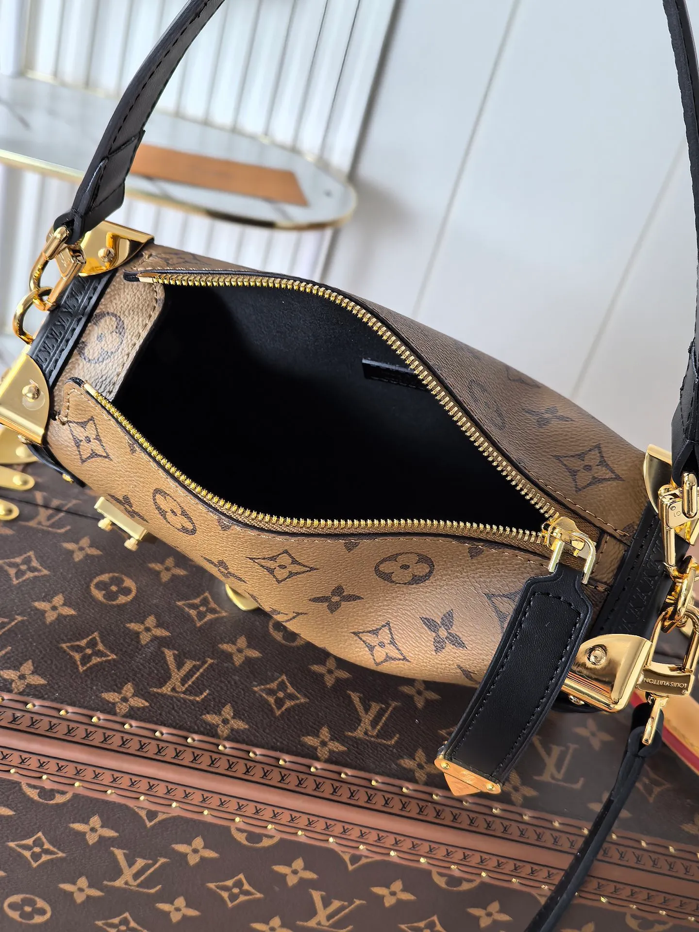 💰820💰 (Dynamic chip 163c01 top original order) M46358 M46815 M47139 Nicolas Ghesquière repeatedly explored Louis Vuitton’s trunk-making heritage to create this Side Trunk medium handbag. Monogram canvas is combined with leather trim, and the leather zipper puller creatively connects to the iconic S-lock, and the reinforced metal corners gather the eye. The wide handles and leather spaghetti strap are removable. Dimensions: 23.5 x 16.0 x 8.5 cm (length x height x width)